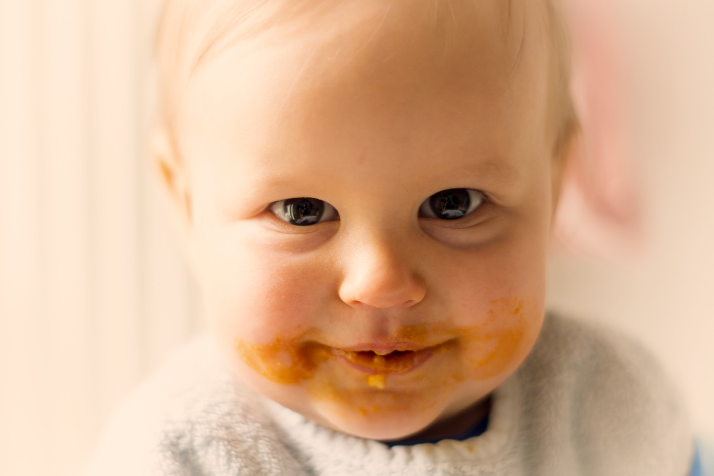 Sony Alpha DSLR-A580 + Minolta AF 50mm F1.7 sample photo. Eating is funny photography
