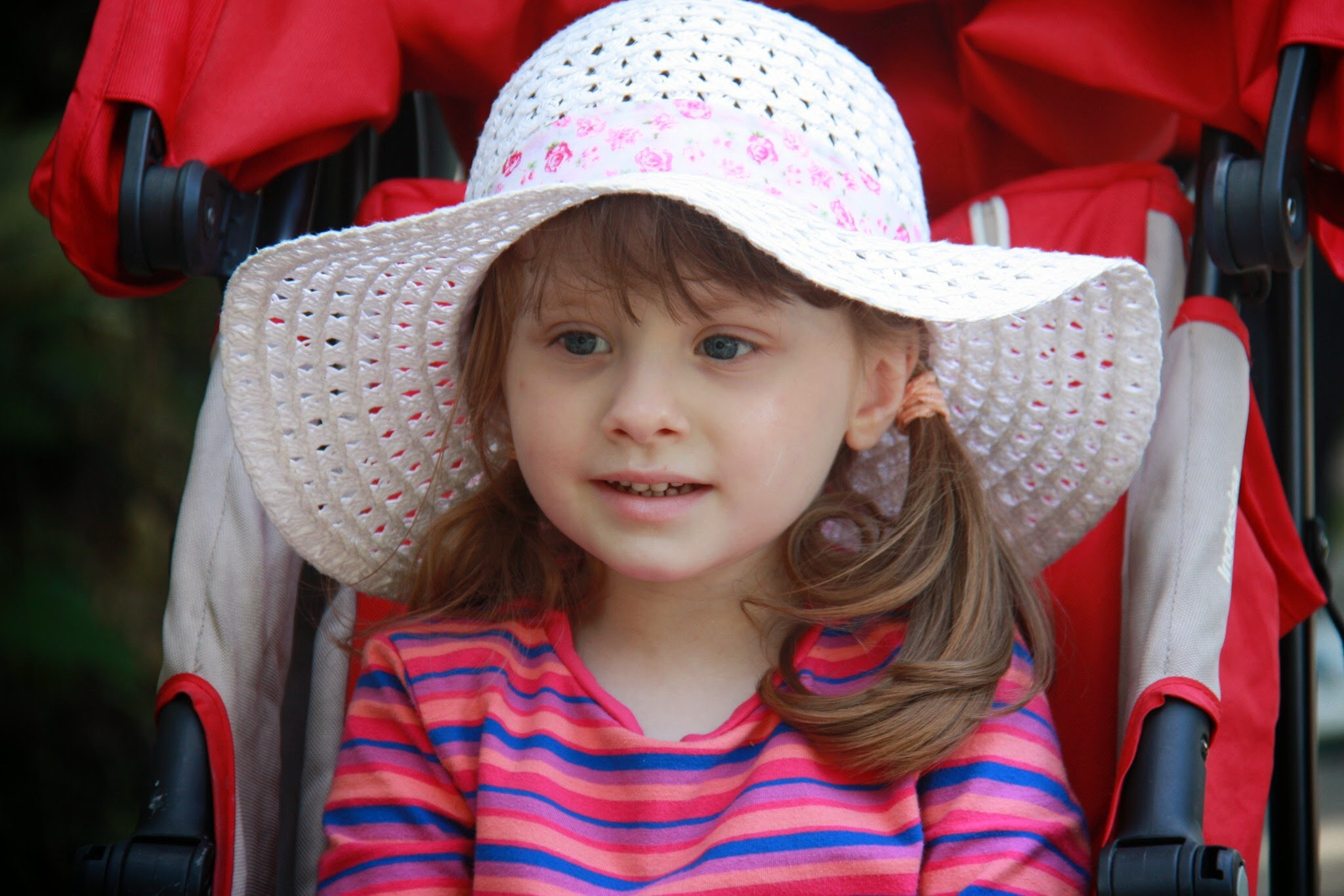 Canon EF-S 18-200mm F3.5-5.6 IS sample photo. The girl with a hat photography