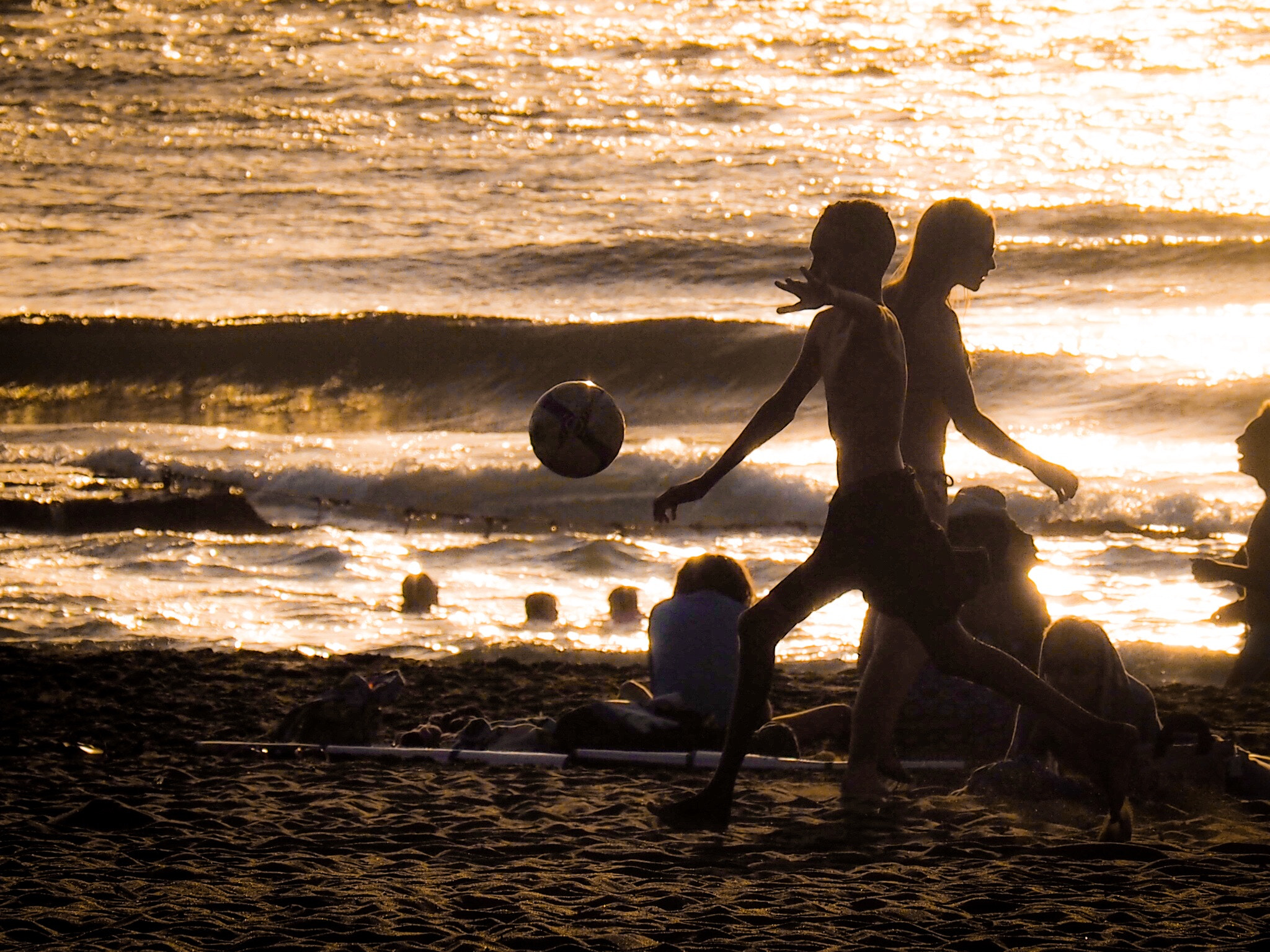 OLYMPUS M.14-150mm F4.0-5.6 II sample photo. Playing on the beach... photography