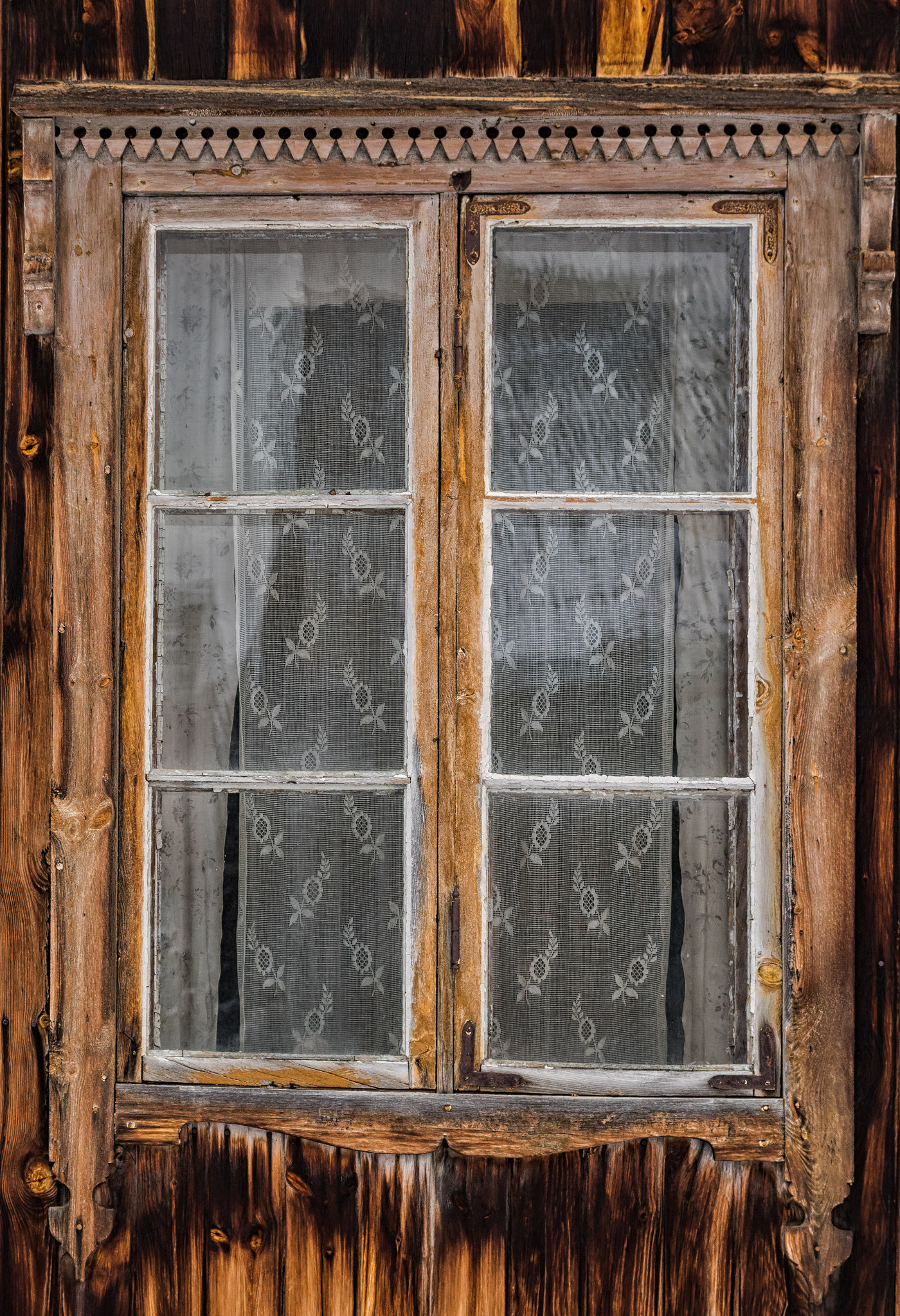 Canon EOS 80D + Sigma 17-70mm F2.8-4 DC Macro OS HSM | C sample photo. Window from abandoned farm house photography