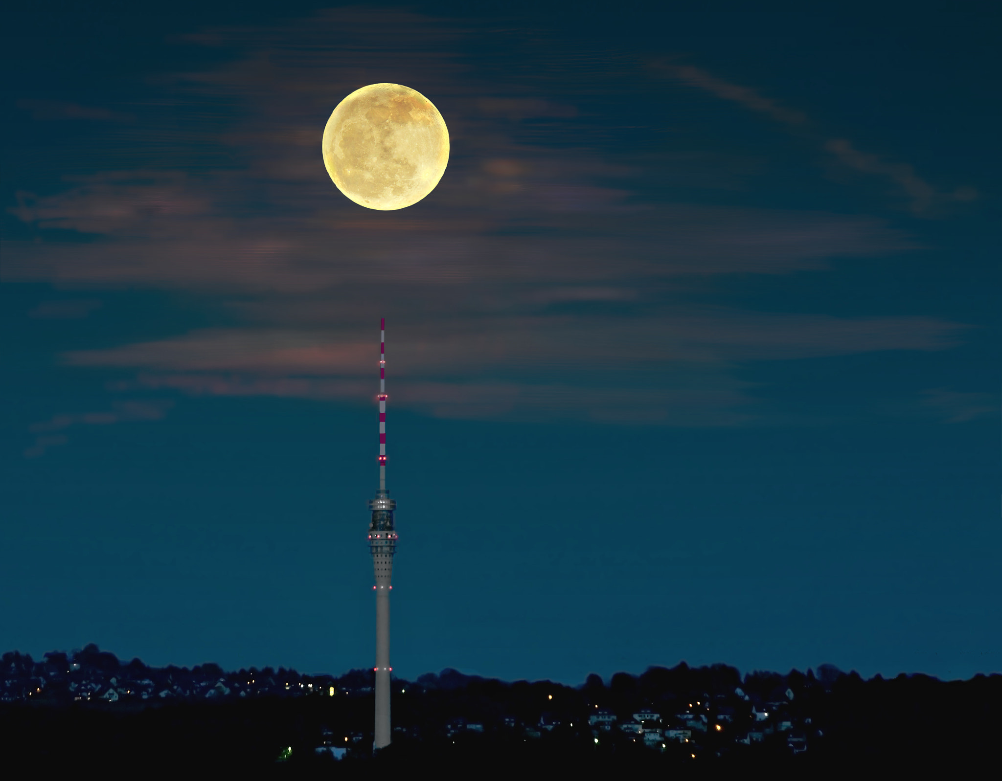 Sony SLT-A55 (SLT-A55V) + Sony 70-400mm F4-5.6 G SSM sample photo. Orange moon photography