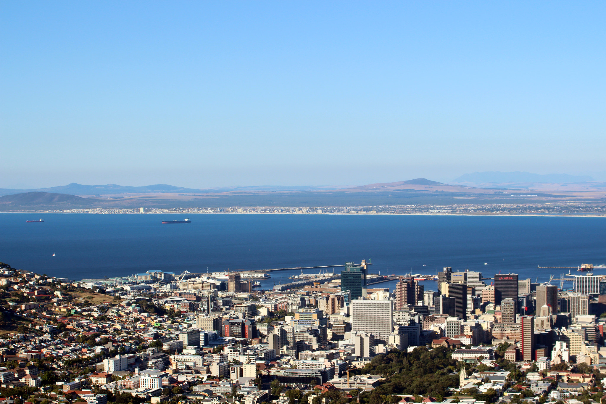 Canon EOS 650D (EOS Rebel T4i / EOS Kiss X6i) + Canon EF 55-200mm F4.5-5.6 II USM sample photo. Cape town from table mountain photography