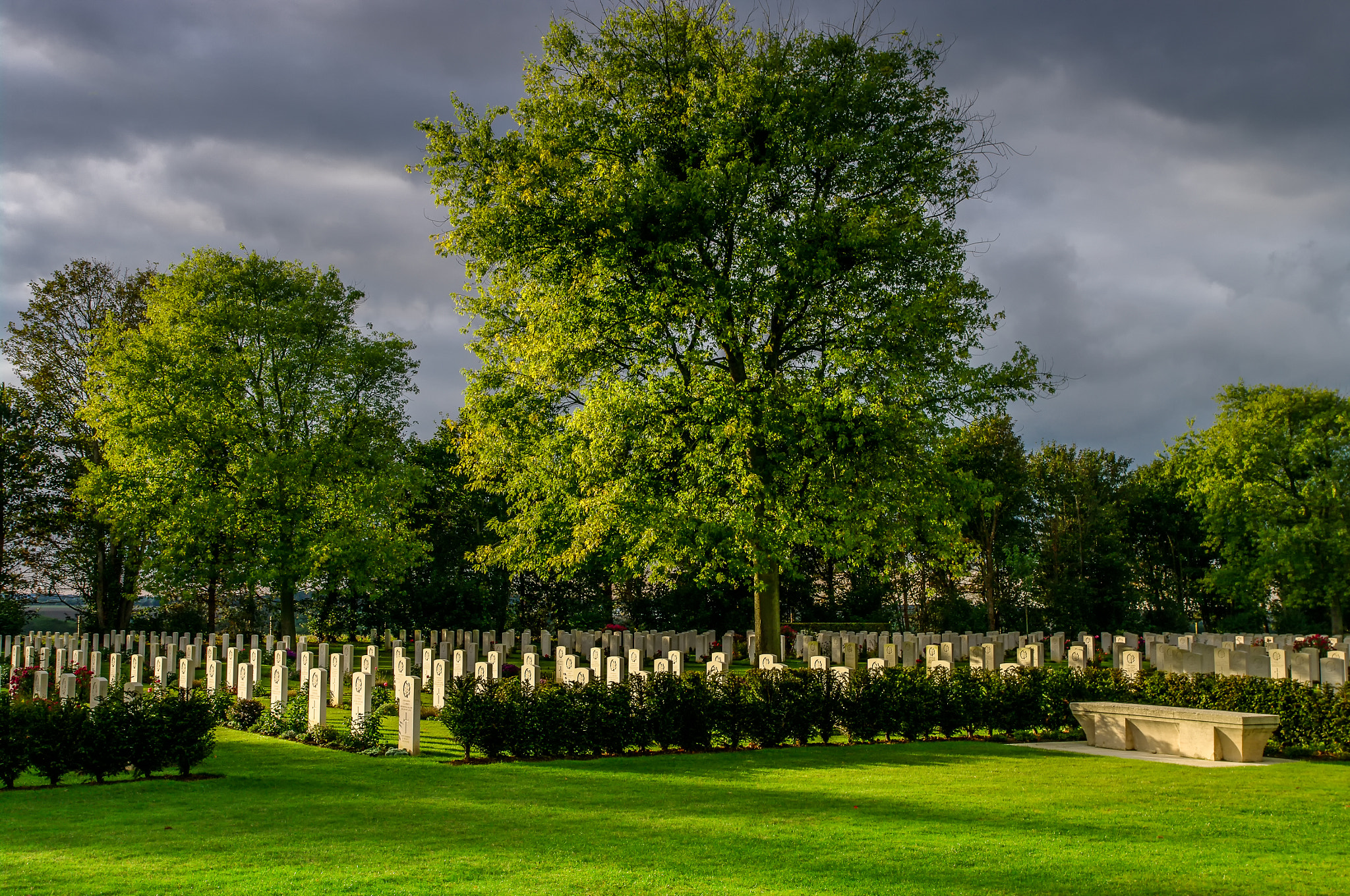 Pentax K20D sample photo. Cimetière militaire canadien de bény-sur-mer photography