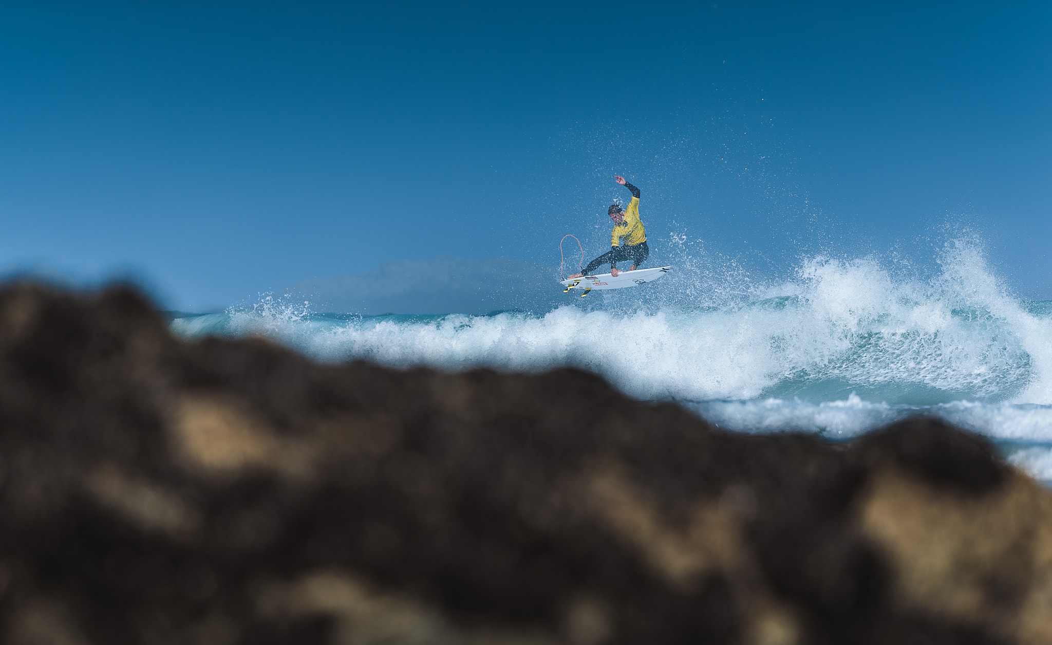 Nikon D4 sample photo. A pro surfer flying at the pantinc classic pro 016 photography