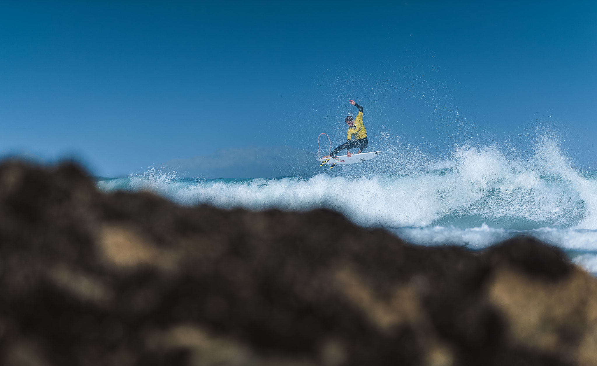 Nikon AF-S Nikkor 400mm F2.8G ED VR II sample photo. A pro surfer flying at the pantinc classic pro 016 photography