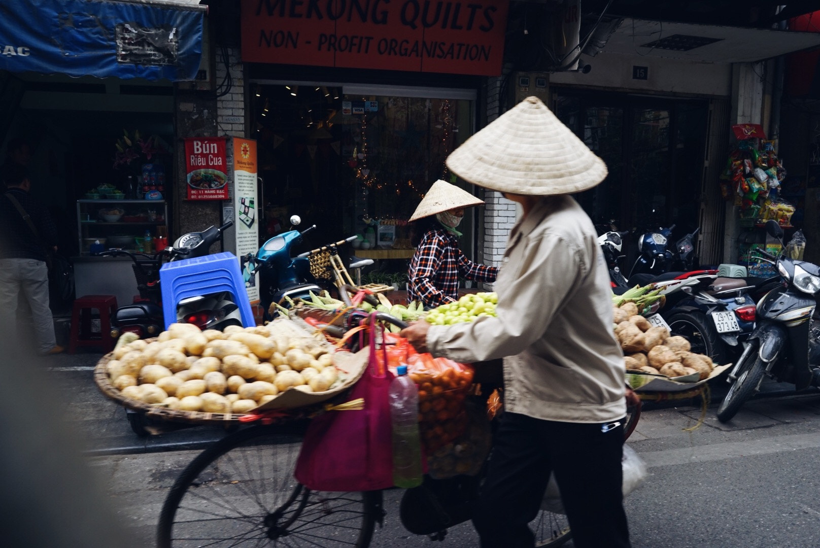 Sony a7 II + Sony FE 28mm F2 sample photo. Hanoi life photography