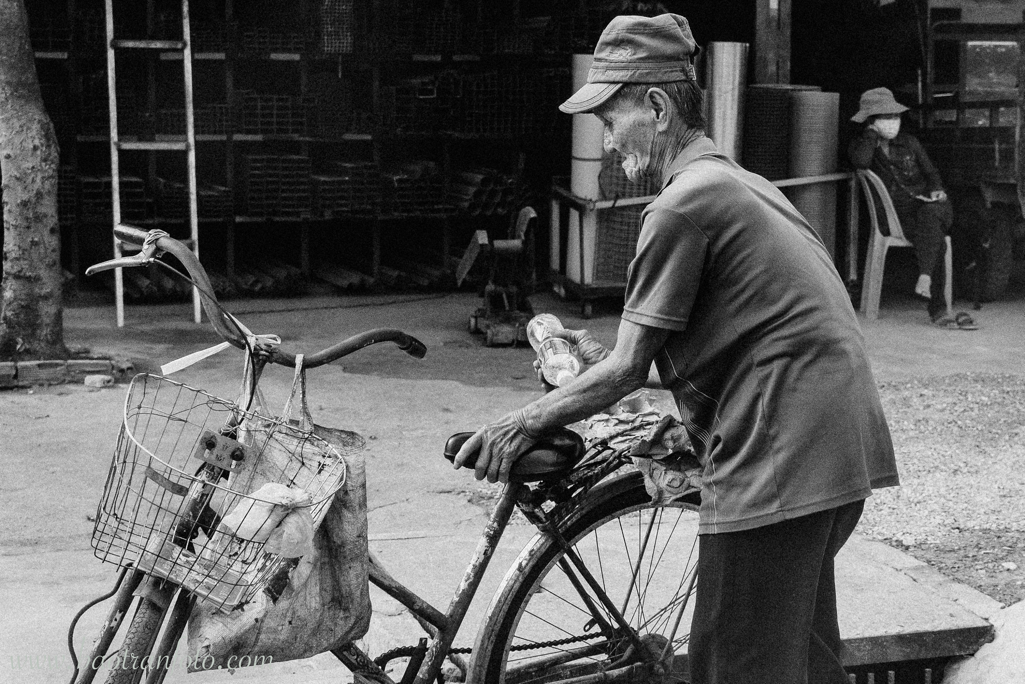 Sony FE 28-70mm F3.5-5.6 OSS sample photo. An old man and his company photography