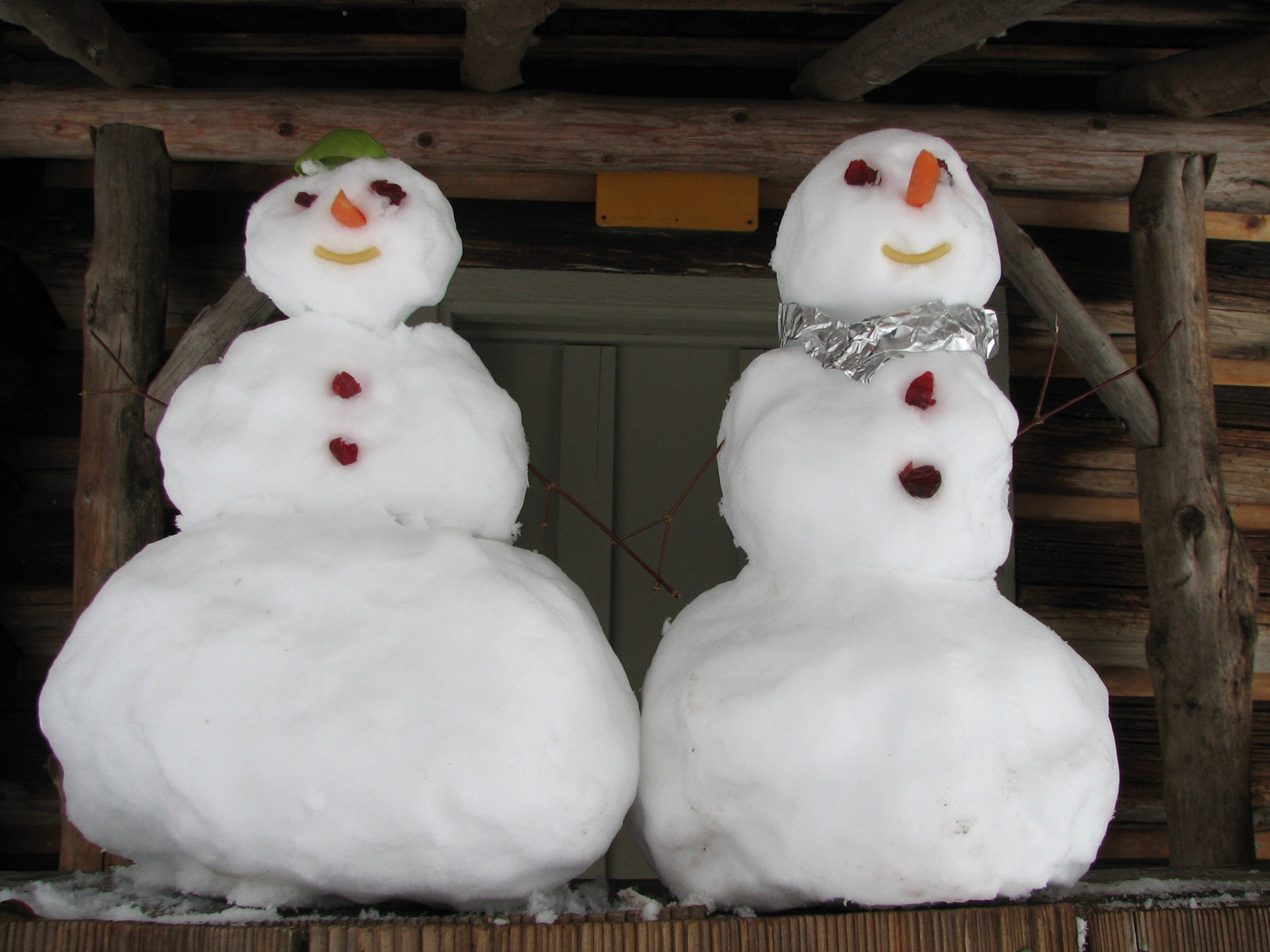 Canon POWERSHOT S2 IS sample photo. Two snow women photography