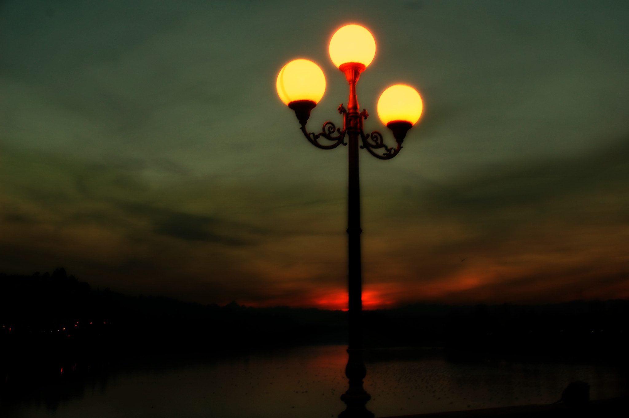 Nikon D40 sample photo. Lamppost at sunset photography