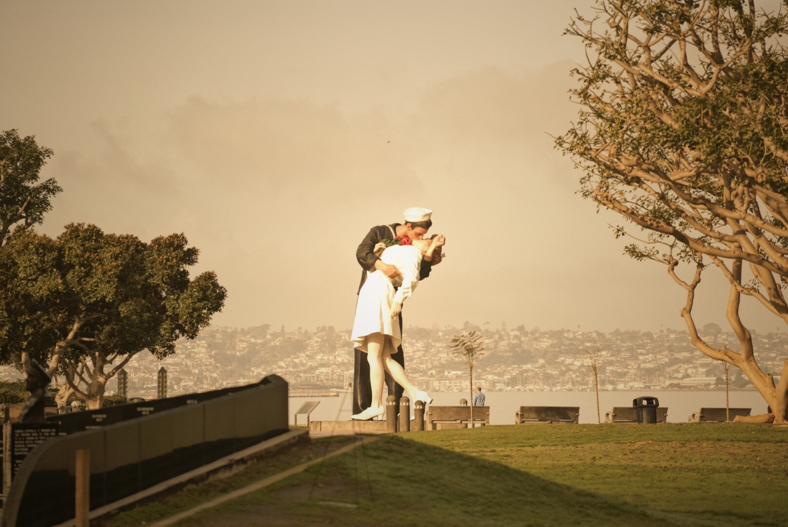 Sony FE 70-200mm F4 G OSS sample photo. Statue of kissing sailor photography