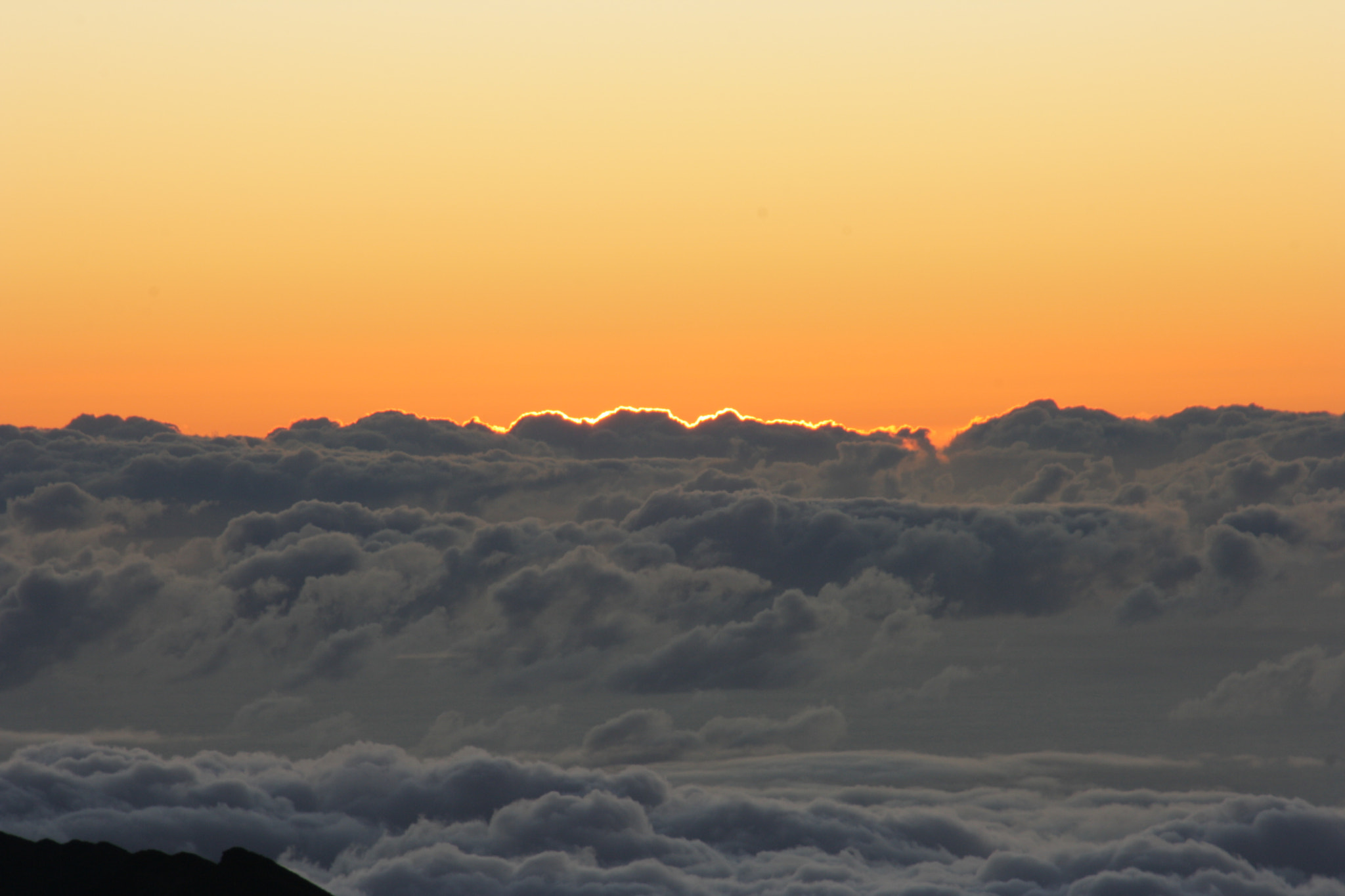 Canon EOS 1000D (EOS Digital Rebel XS / EOS Kiss F) sample photo. Above maui clouds photography