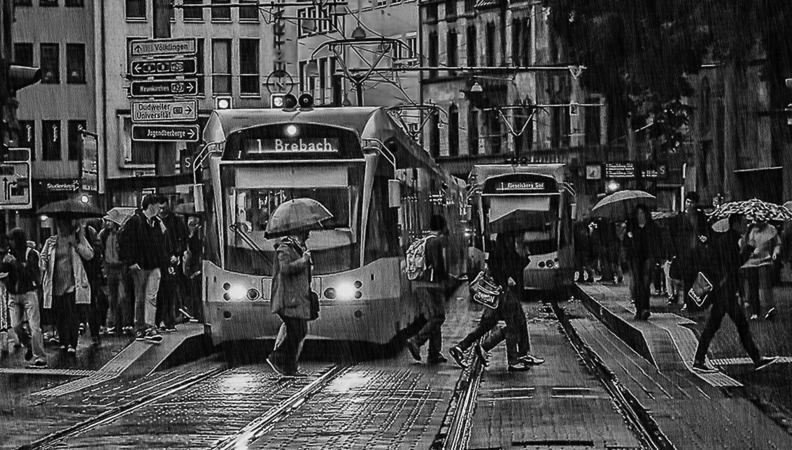 Sony Alpha NEX-6 + Sony E 55-210mm F4.5-6.3 OSS sample photo. One moment of life in the city photography