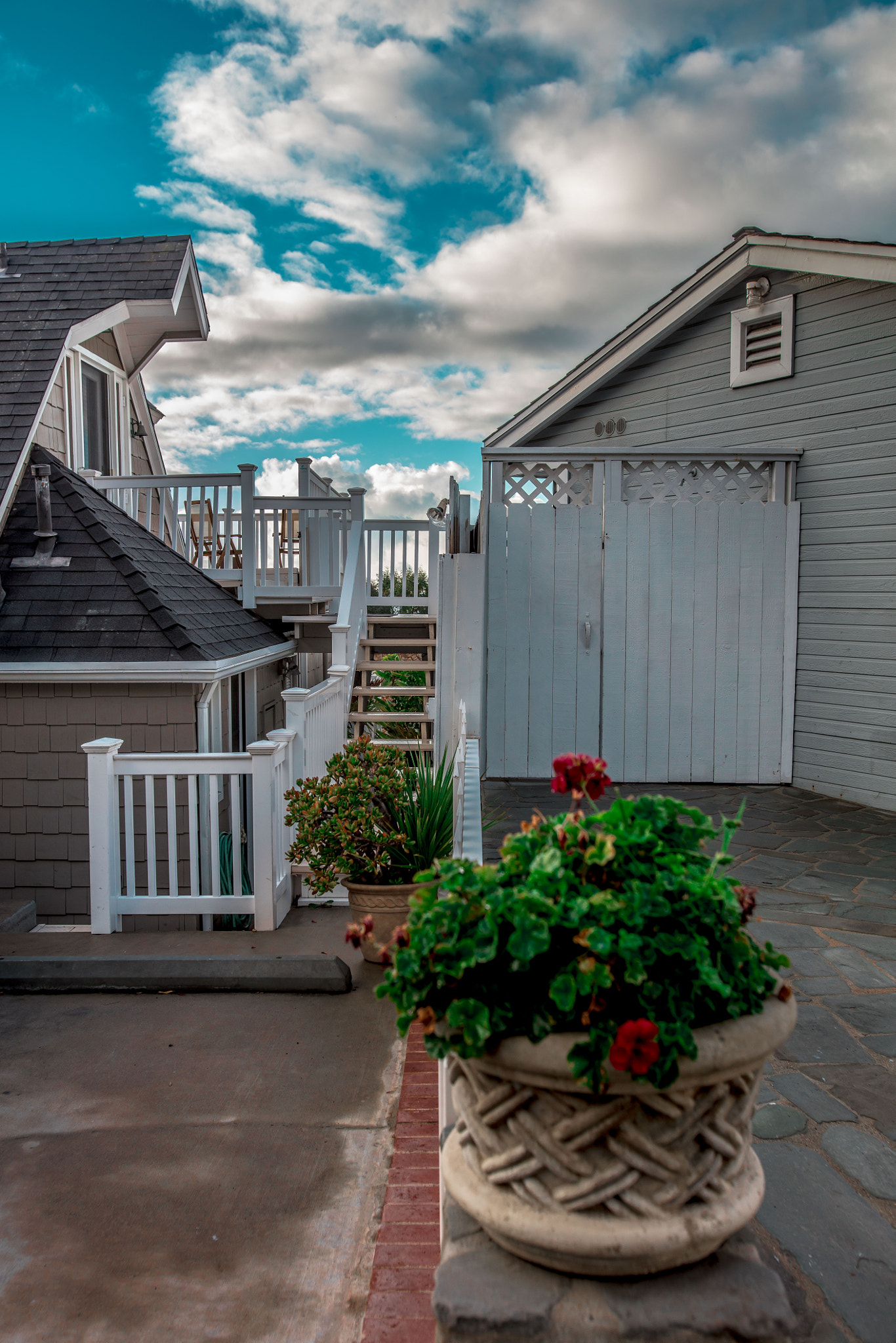 Canon EOS 5DS sample photo. The cute house on the way to the beach photography