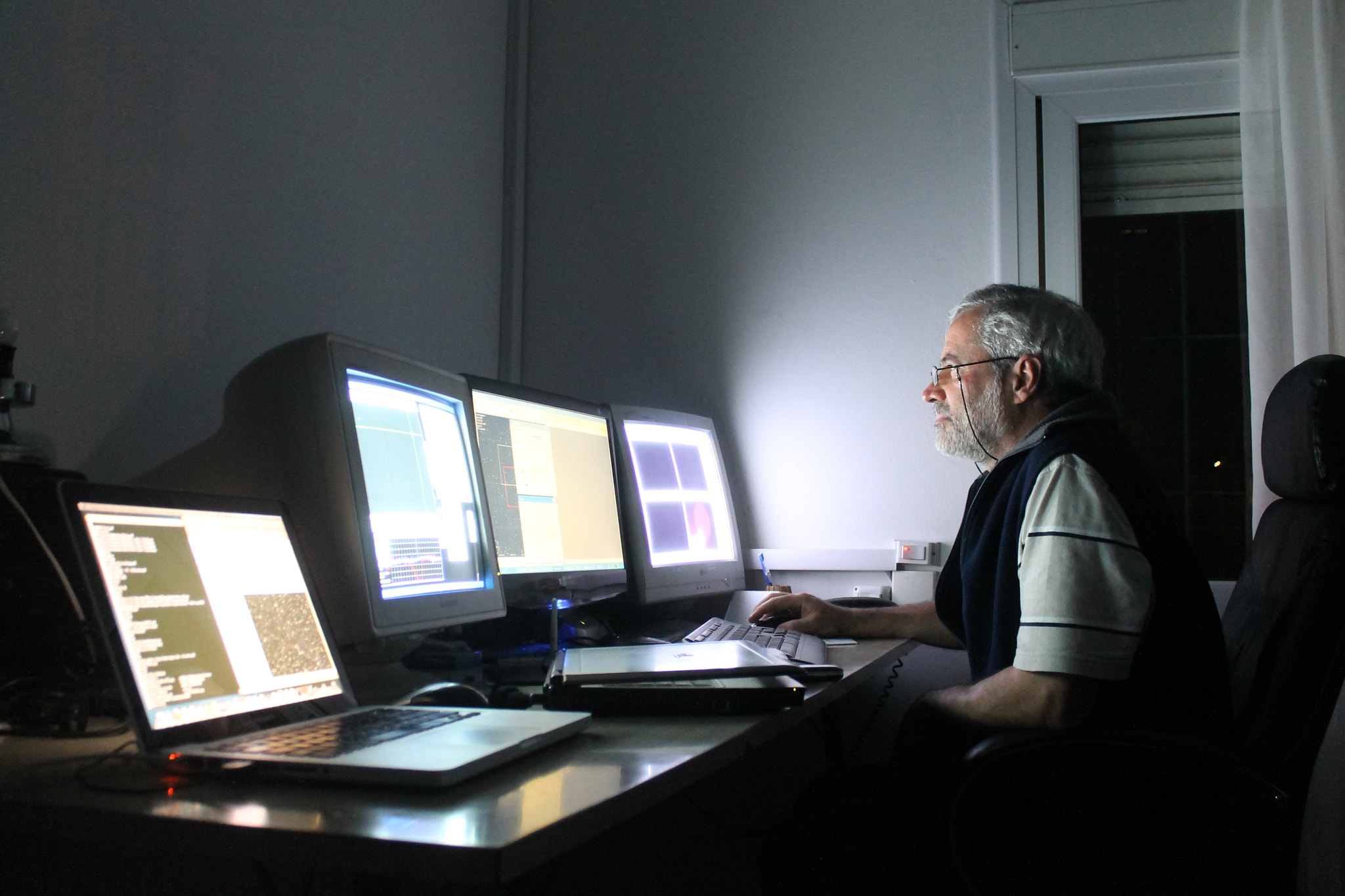 Canon EOS 1100D (EOS Rebel T3 / EOS Kiss X50) sample photo. Amateur astronomer's control room photography