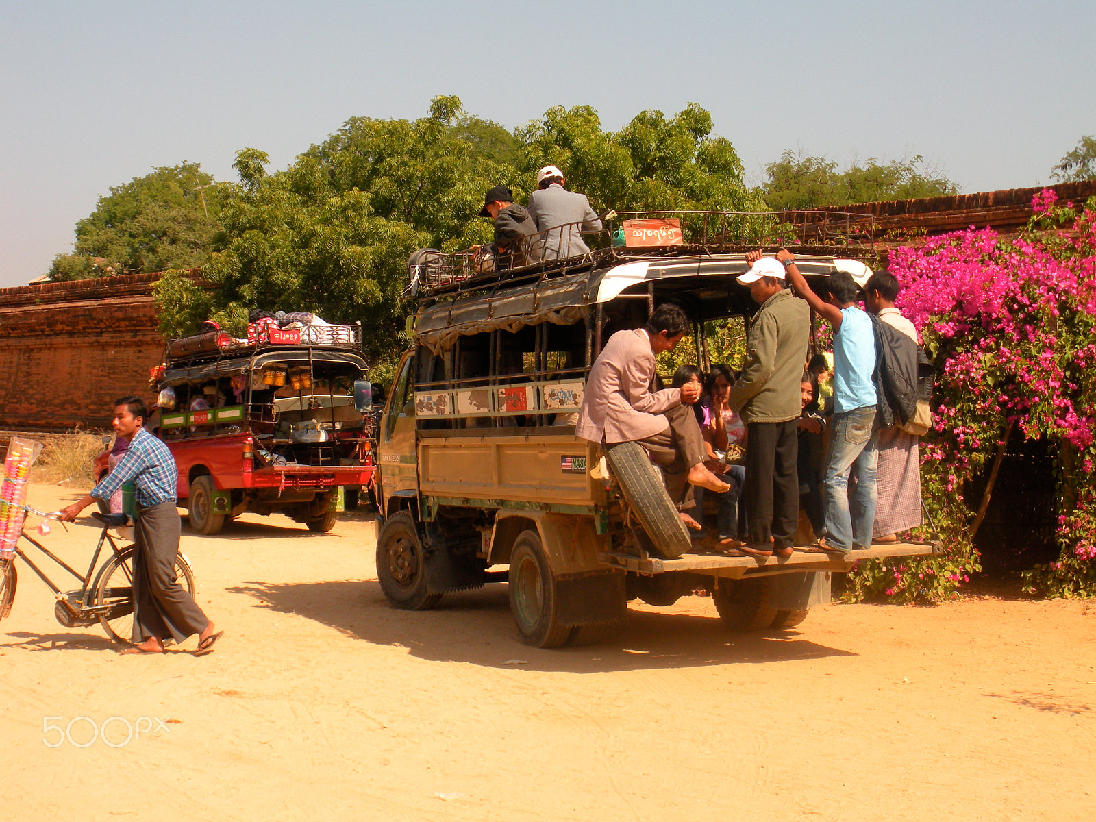 Nikon Coolpix S550 sample photo. Of a bus, burma photography