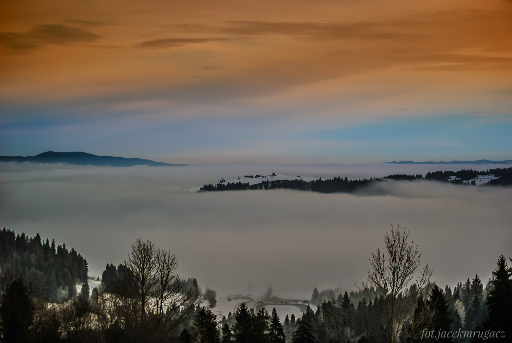Sony Alpha DSLR-A330 sample photo. Ski in to the fog photography