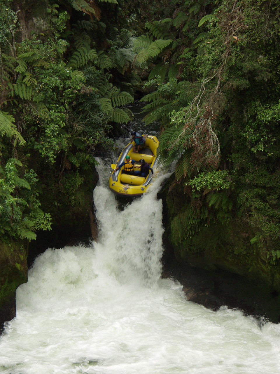 Olympus E-20,E-20N,E-20P sample photo. Rafting photography