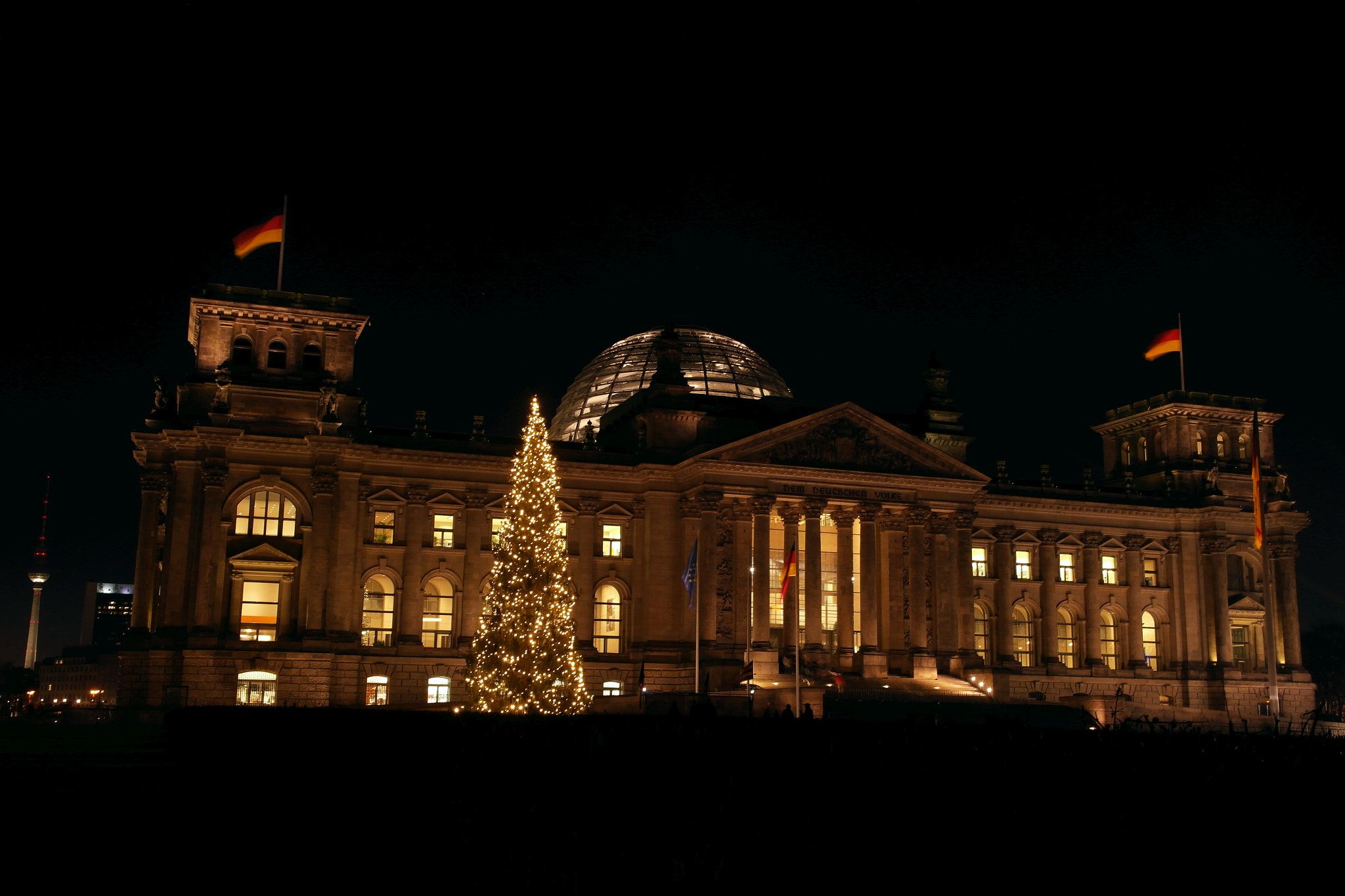 Samsung NX200 sample photo. Reichstag by night photography