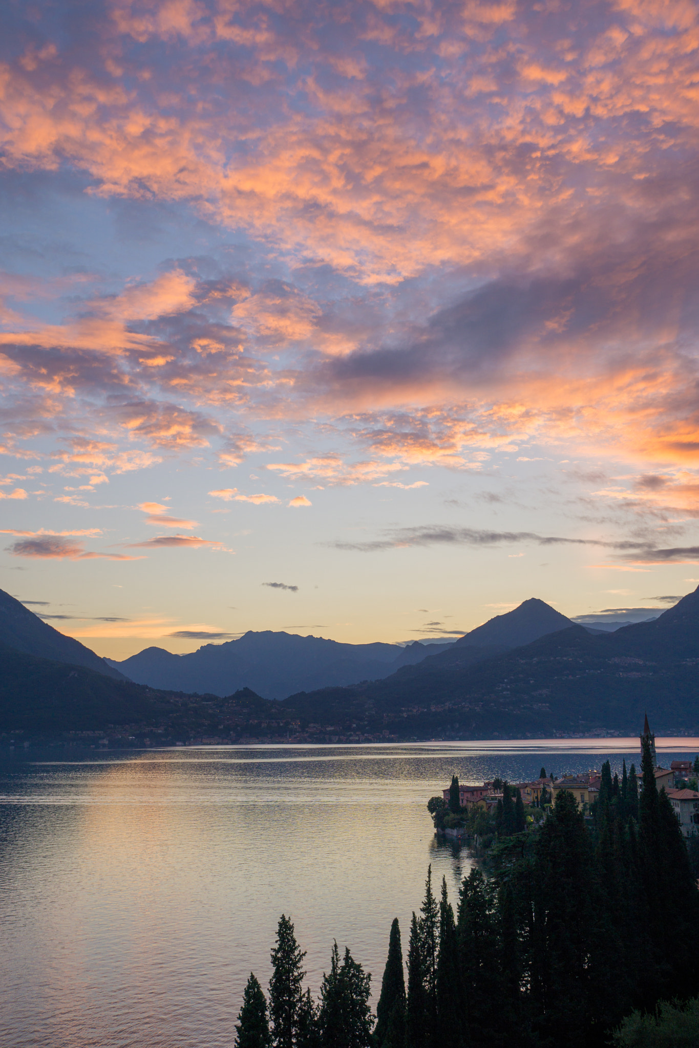Sony Sonnar T* E 24mm F1.8 ZA sample photo. Dusk on lake como photography