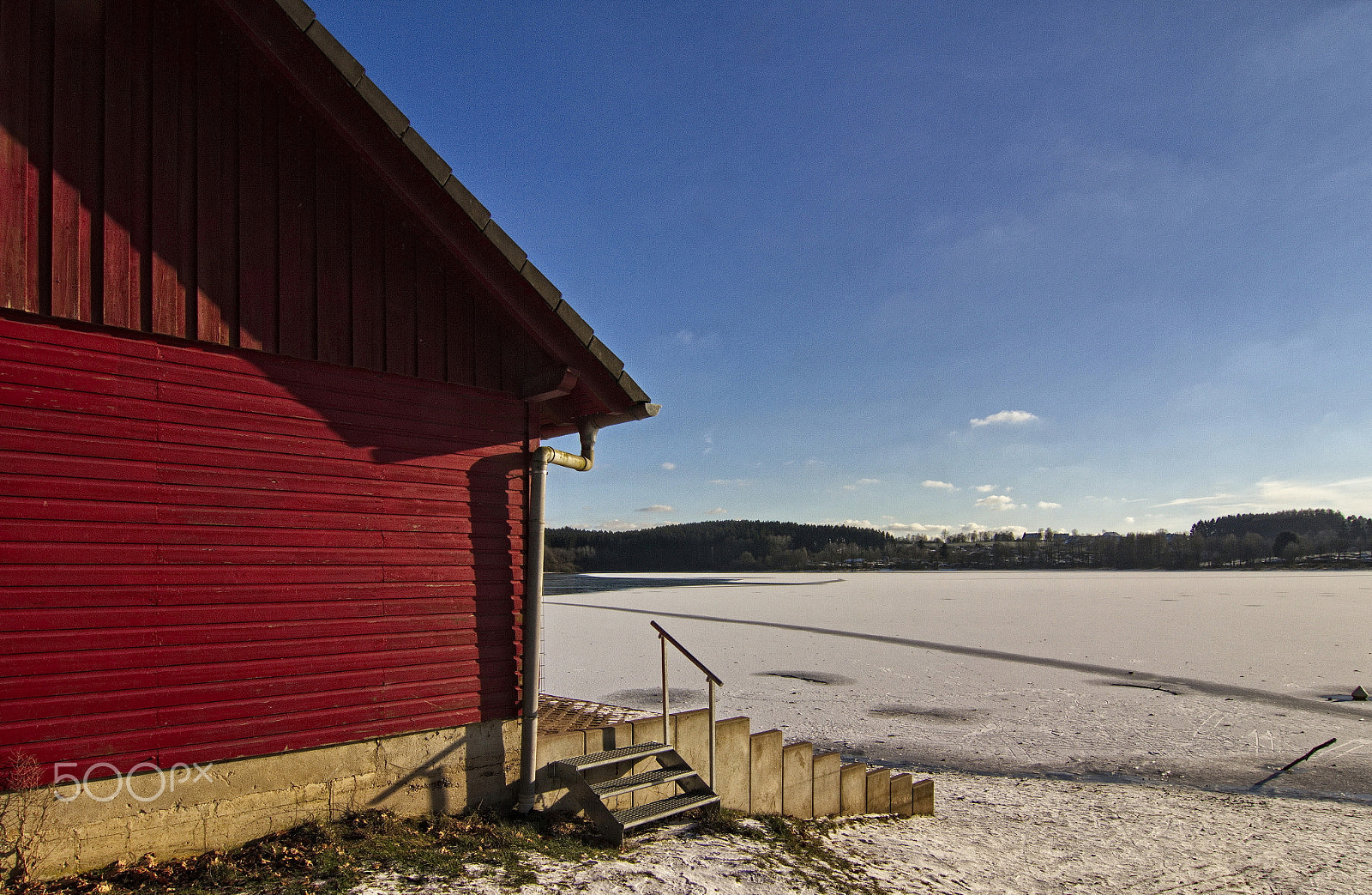 Tokina AT-X Pro 12-24mm F4 (IF) DX sample photo. The red house and the frozen lake photography