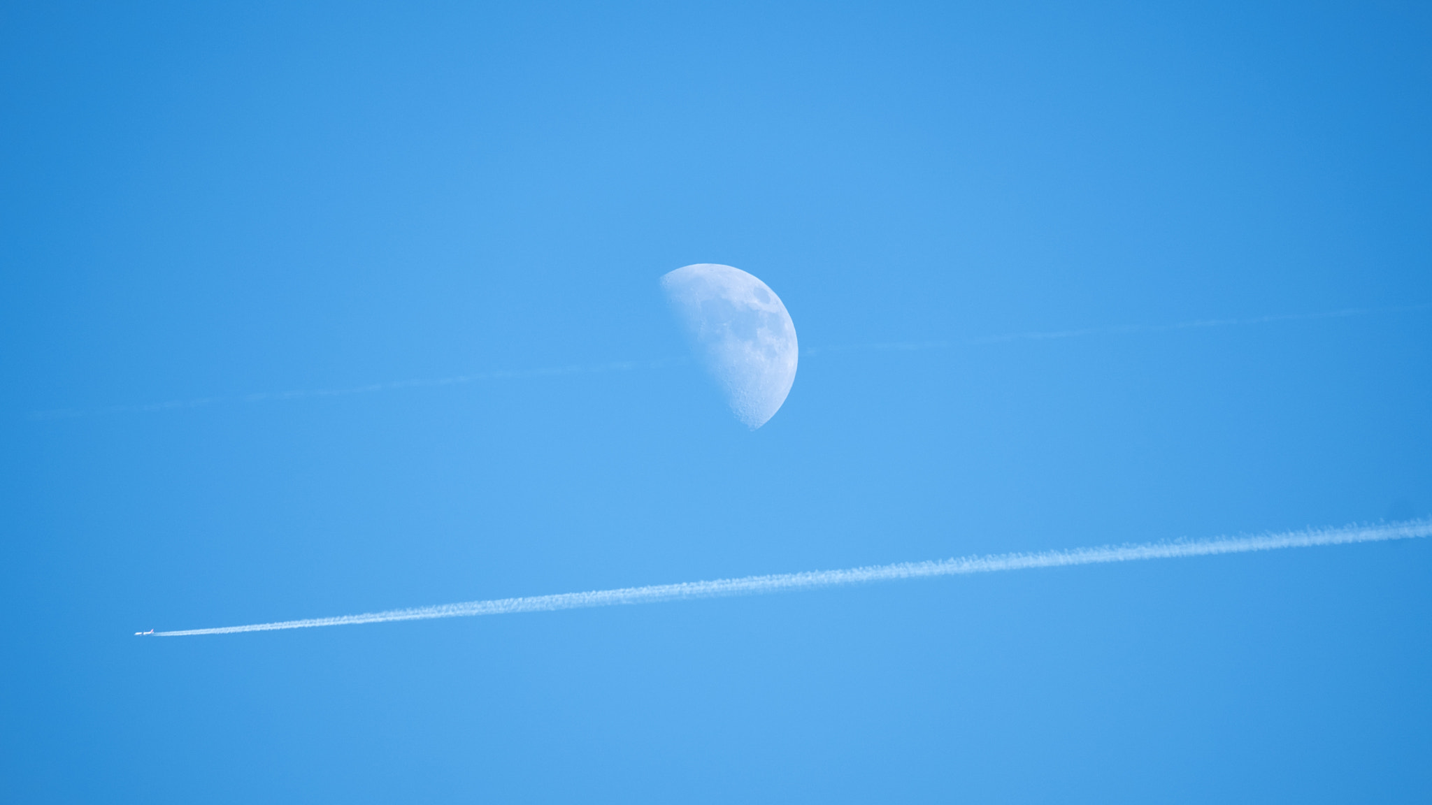 Fujifilm X-Pro2 + Fujifilm XF 100-400mm F4.5-5.6 R LM OIS WR sample photo. Moon and blue sky photography