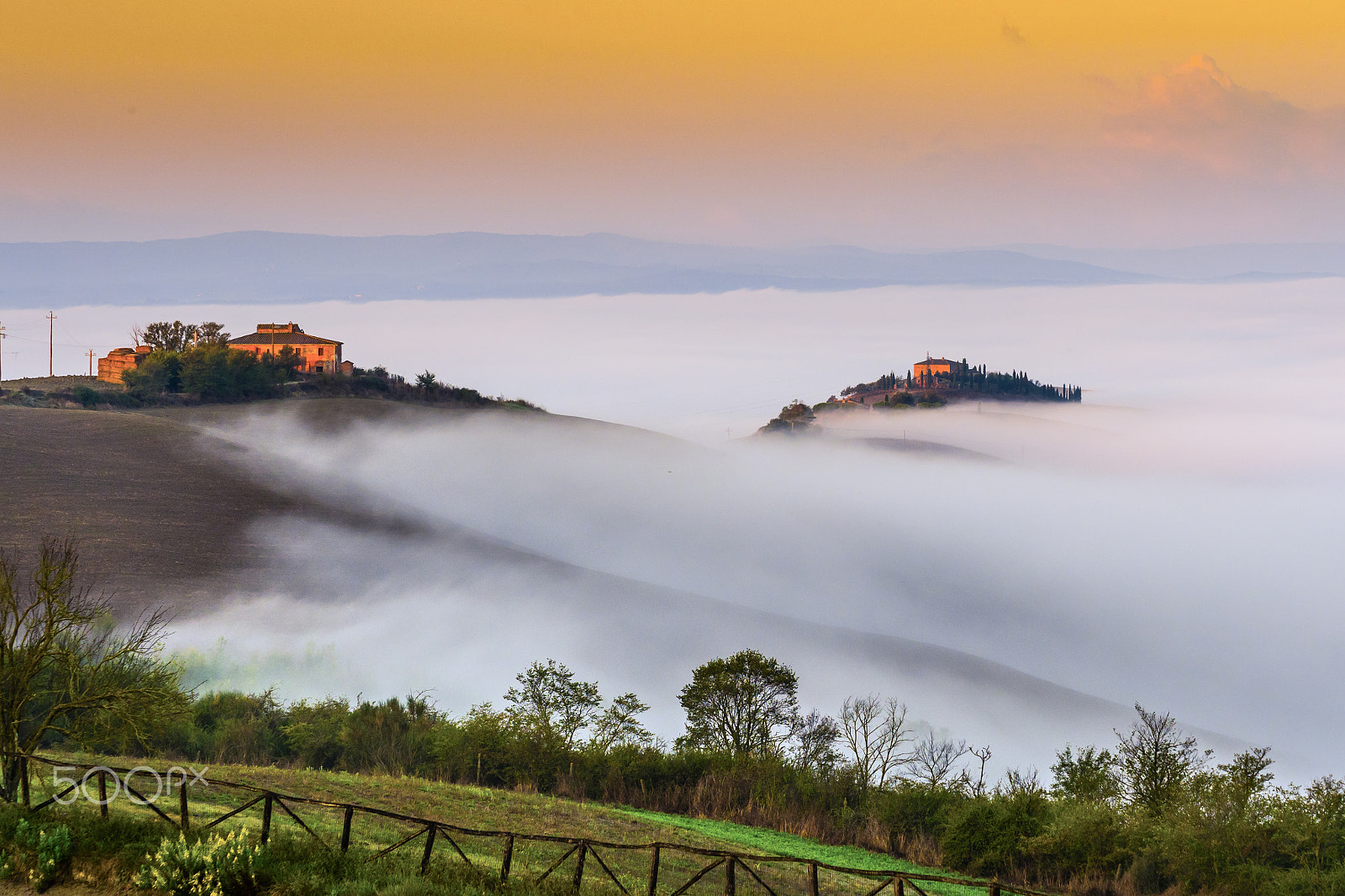 Olympus OM-D E-M5 II + Olympus M.Zuiko Digital ED 40-150mm F2.8 Pro sample photo. Foggy morning in tuscany photography