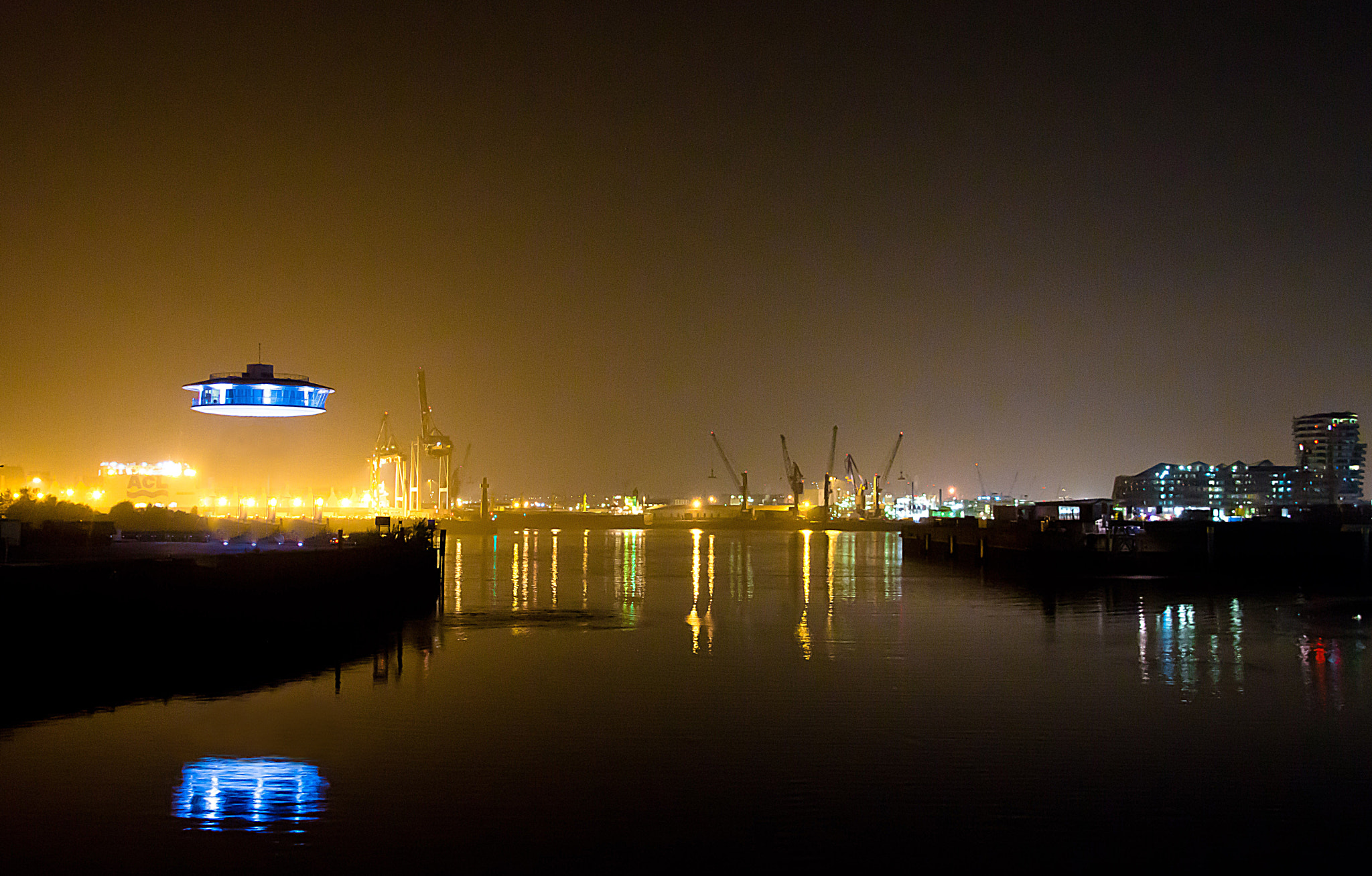 Sony SLT-A77 + Tamron 18-270mm F3.5-6.3 Di II PZD sample photo. Ufo over hamburg photography