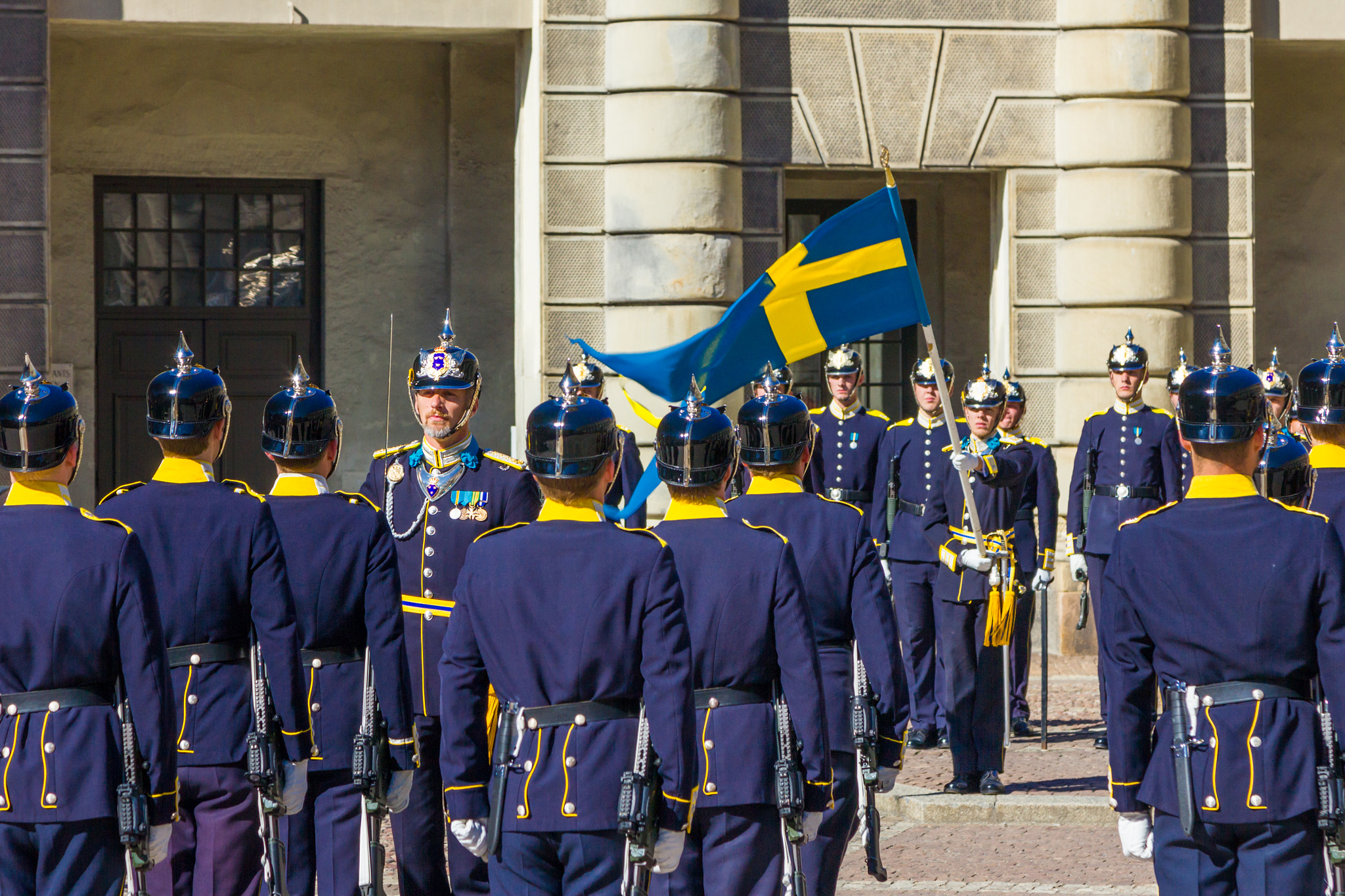 Canon EOS 550D (EOS Rebel T2i / EOS Kiss X4) + Canon EF 24-105mm F4L IS USM sample photo. Sweden-stockholm-royal palace-changing of the guard photography
