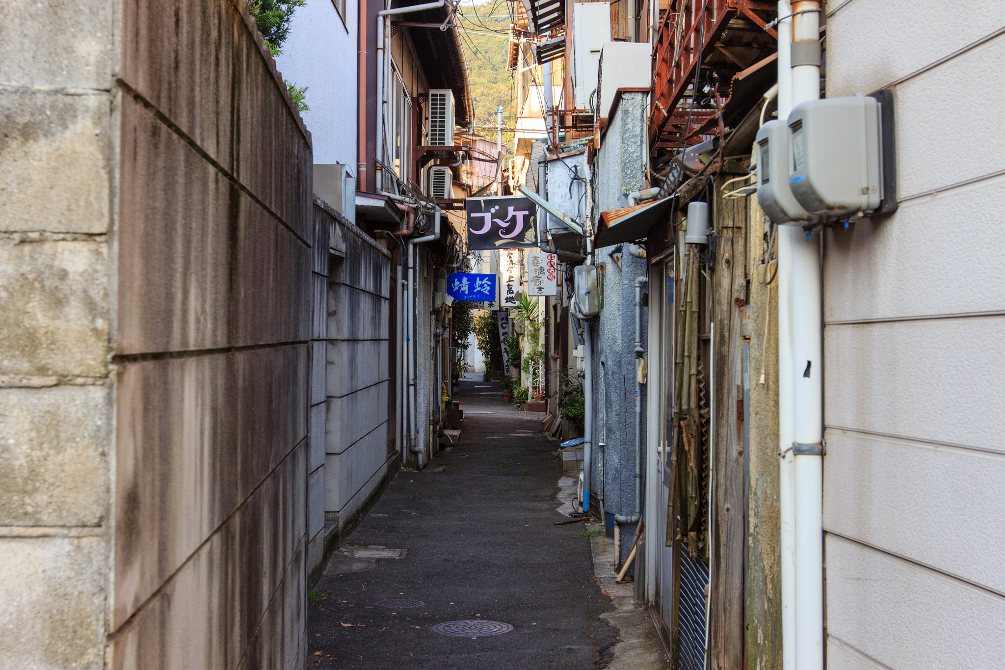 Canon EOS 600D (Rebel EOS T3i / EOS Kiss X5) + Canon EF 16-35mm F2.8L II USM sample photo. Ruelle sombre photography