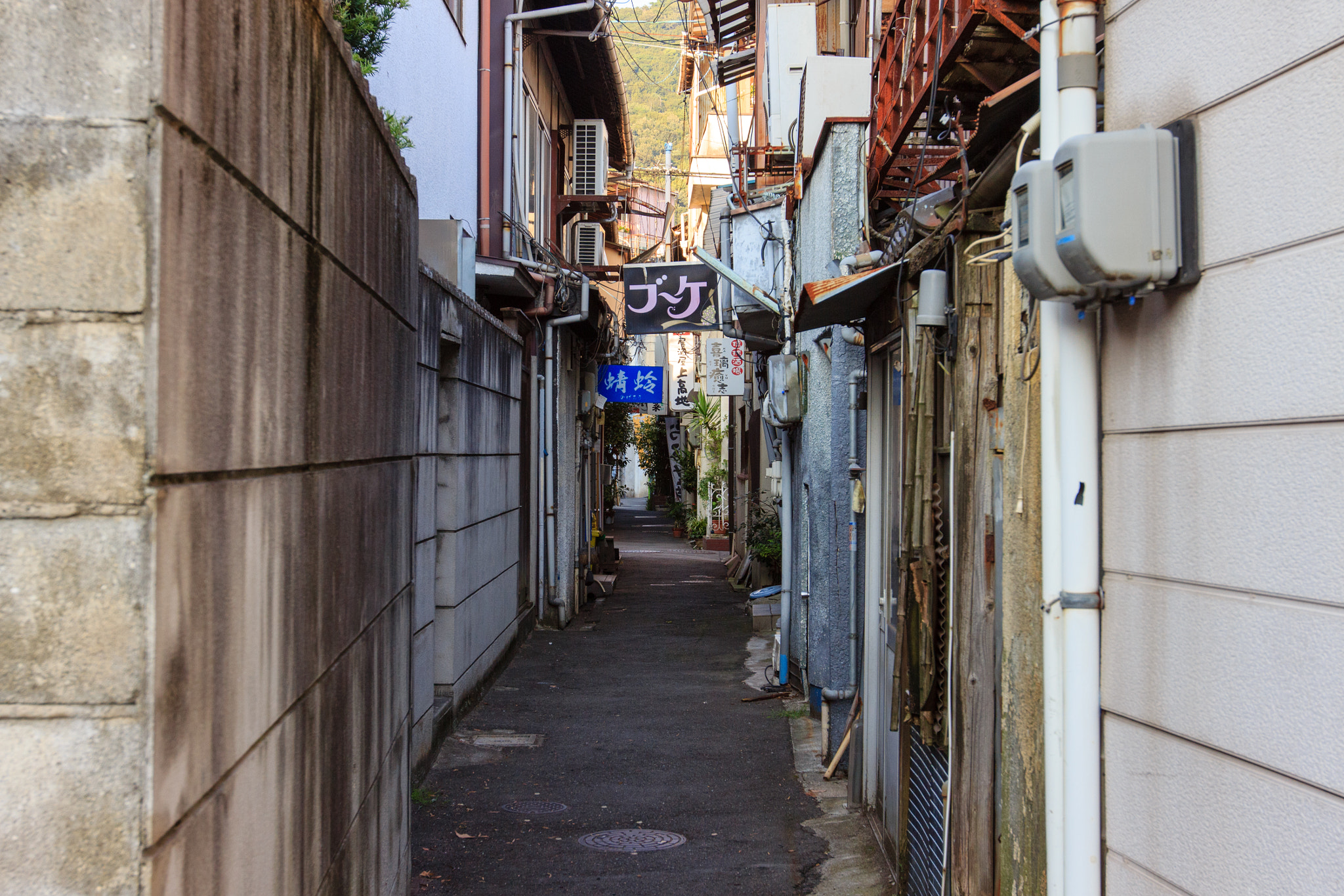 Canon EF 16-35mm F2.8L II USM sample photo. Ruelle sombre photography