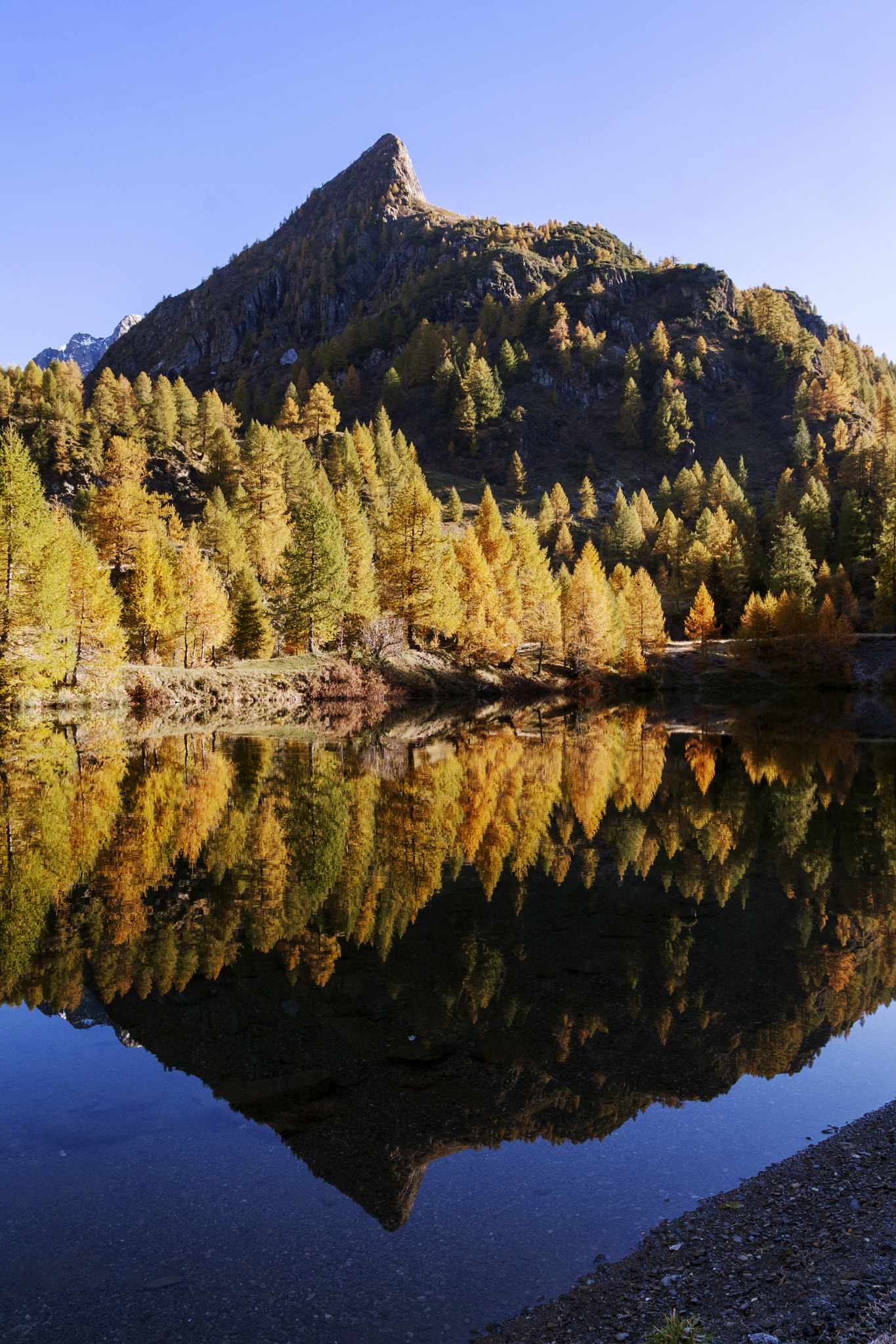 Tamron SP AF 17-50mm F2.8 XR Di II LD Aspherical (IF) sample photo. Autumn at cavasabbia lake photography
