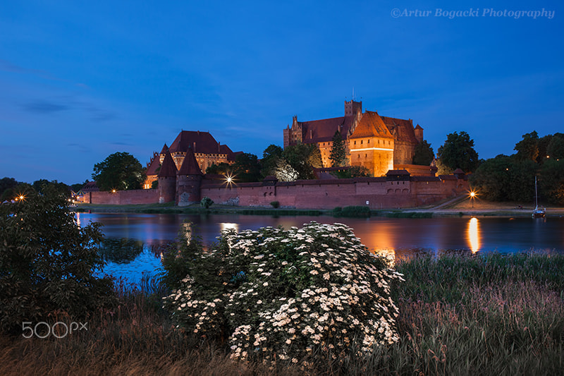 Canon EOS 5D Mark II + Canon EF 35mm F2 sample photo. Malbork castle at night in poland photography