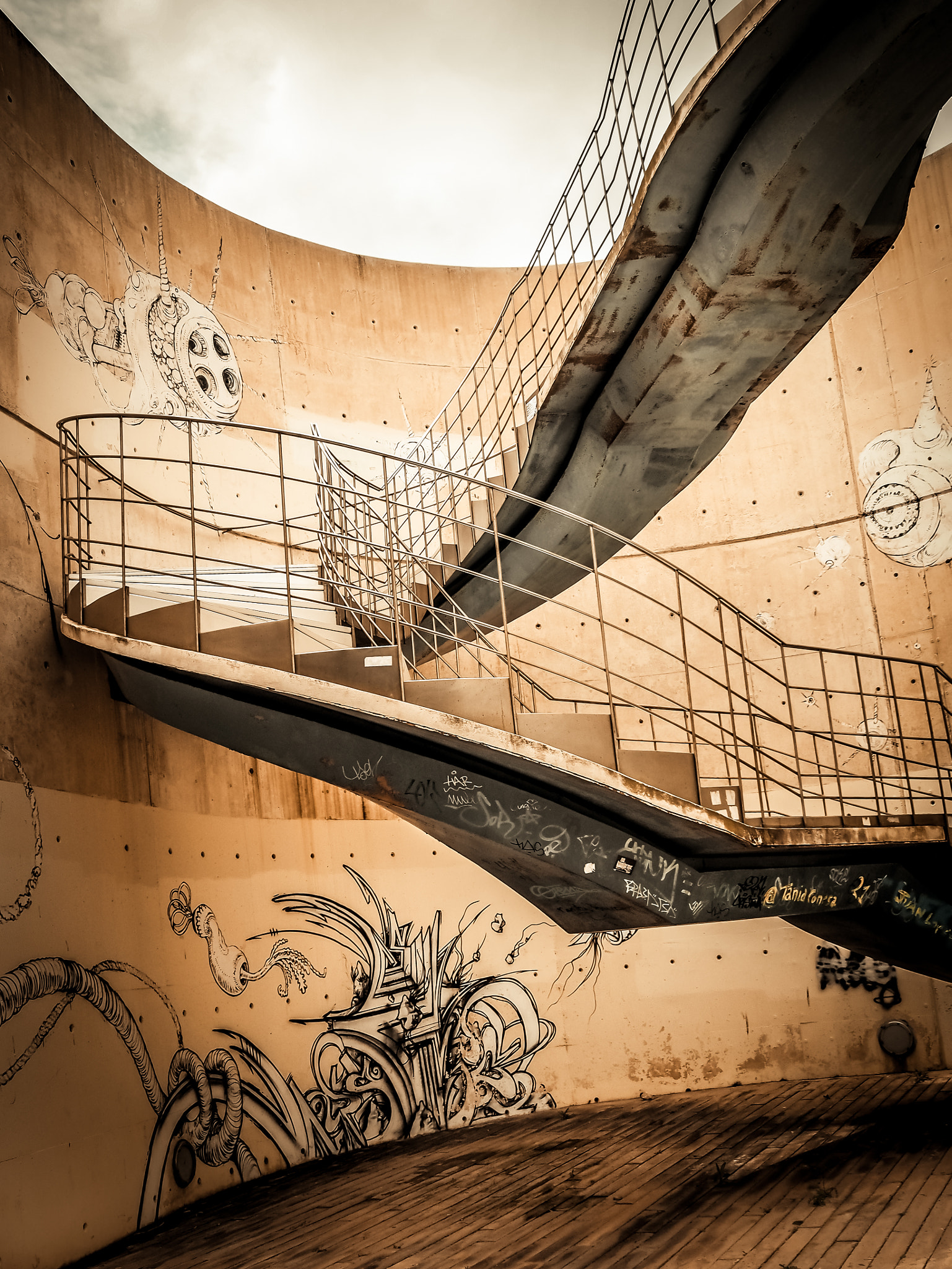 Olympus OM-D E-M1 + Olympus M.Zuiko Digital 17mm F1.8 sample photo. Spirals with an order of graffiti photography