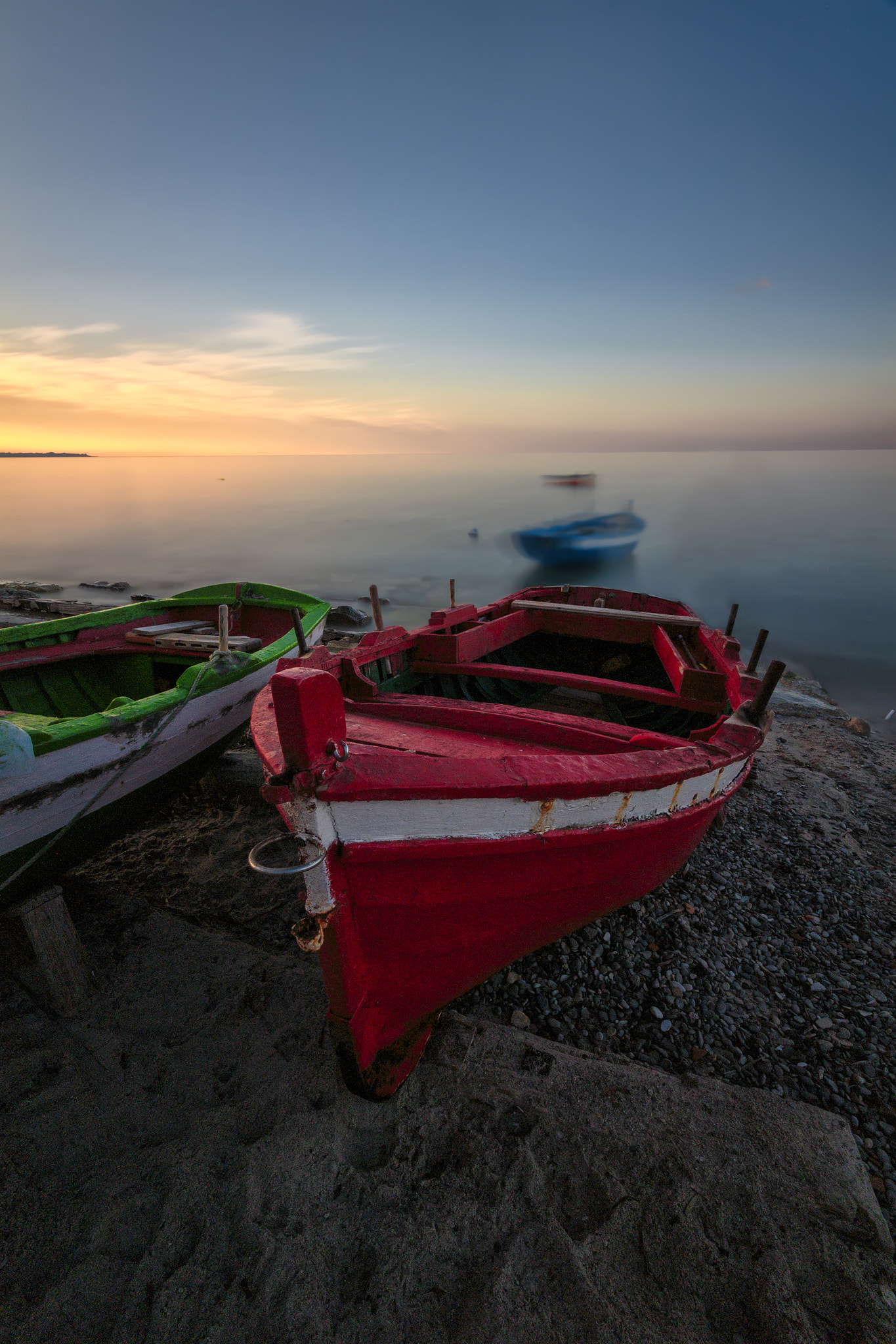 Canon EOS 650D (EOS Rebel T4i / EOS Kiss X6i) + Sigma 10-20mm F4-5.6 EX DC HSM sample photo. Between sea, boats and colors photography