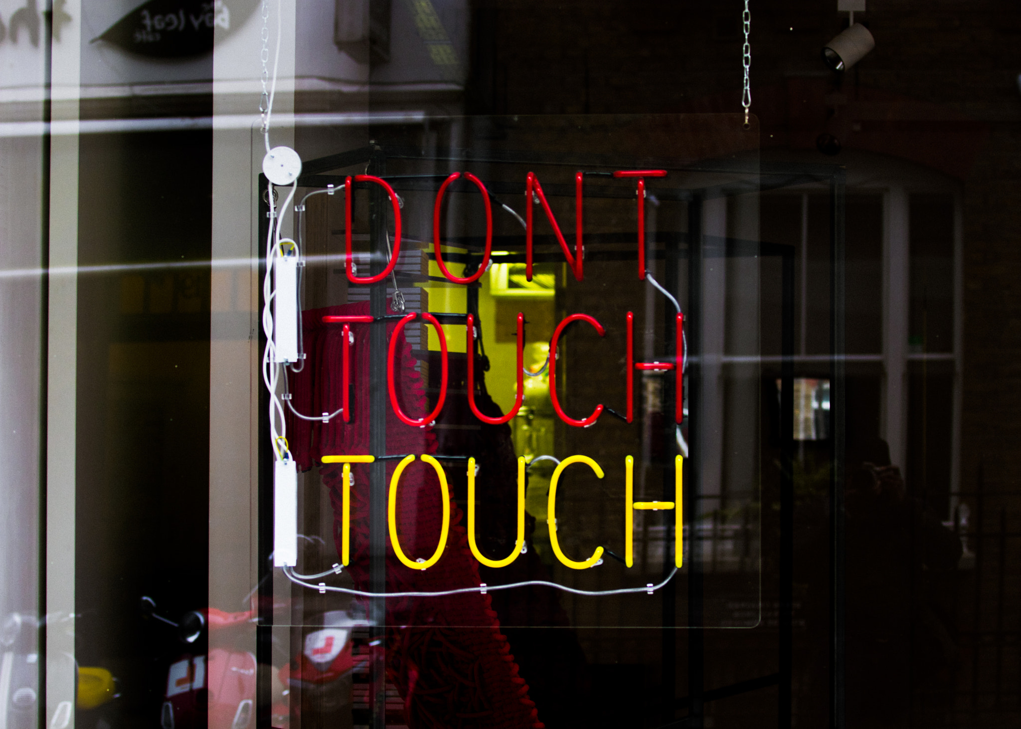 Canon EF 70-200mm F2.8L USM sample photo. Touch dont touch photography