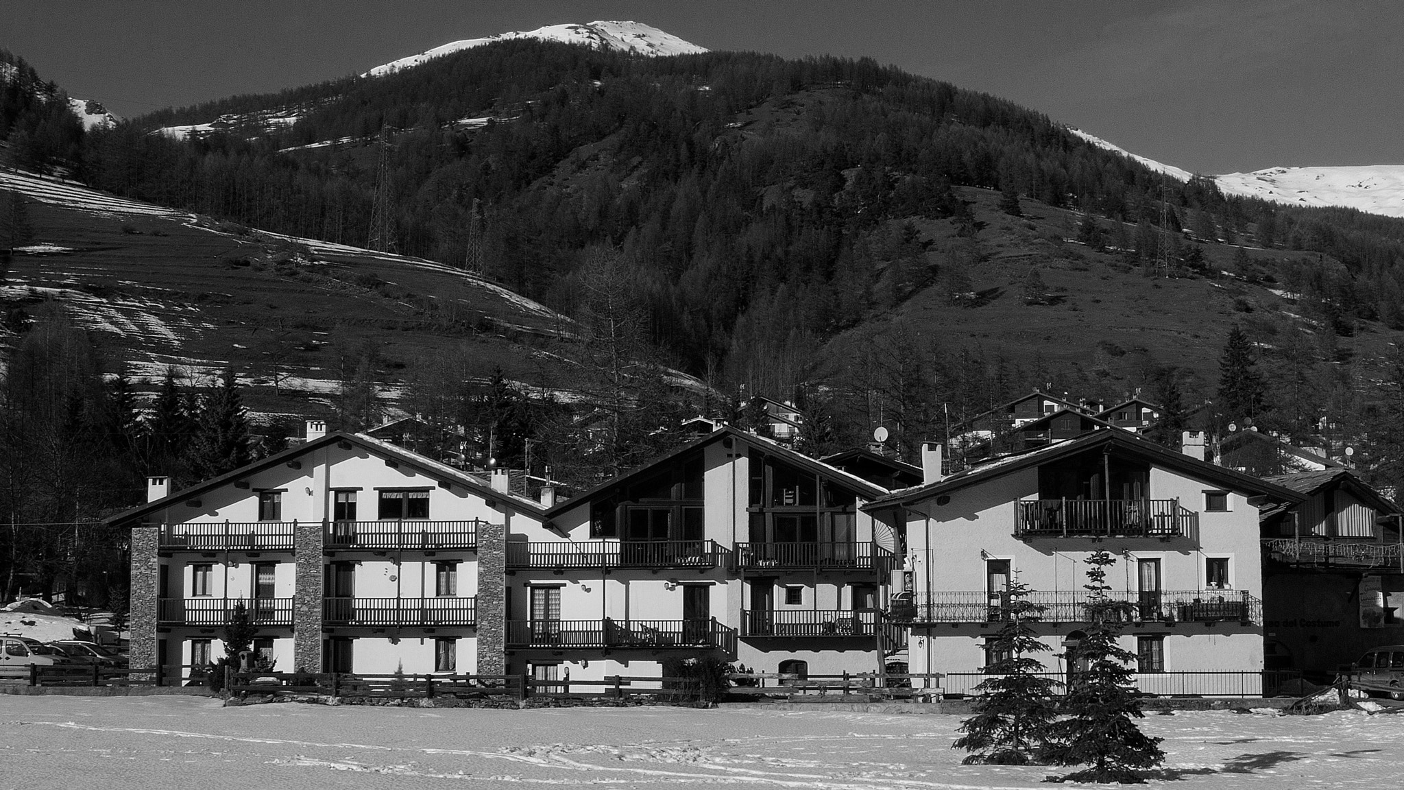 Sony Alpha DSLR-A390 + Sony DT 18-55mm F3.5-5.6 SAM sample photo. 1 mountain, 2 trees, 3 houses photography