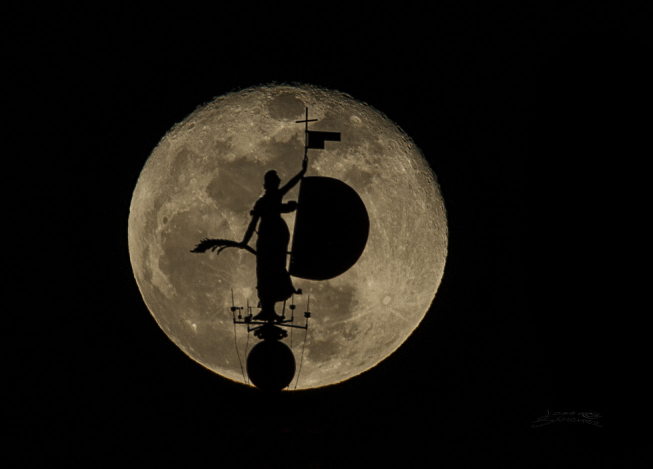 Sigma 150-600mm F5-6.3 DG OS HSM | C sample photo. Fullmoon over giralda, seville. photography