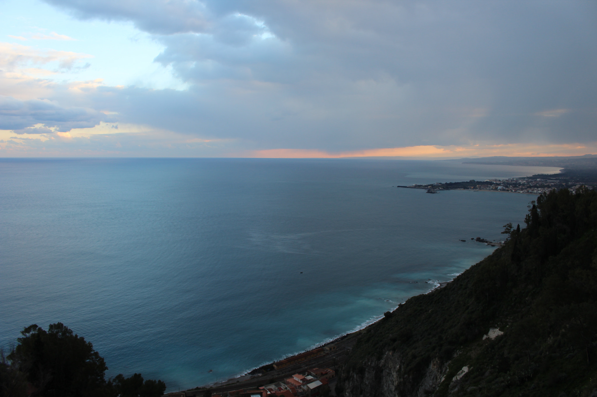 Canon EOS 1200D (EOS Rebel T5 / EOS Kiss X70 / EOS Hi) sample photo. Taorminian sunset photography