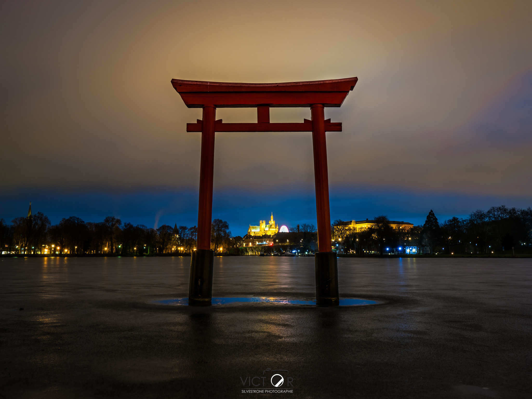 Olympus OM-D E-M5 II + Olympus M.Zuiko Digital ED 7-14mm F2.8 PRO sample photo. Metz by night photography