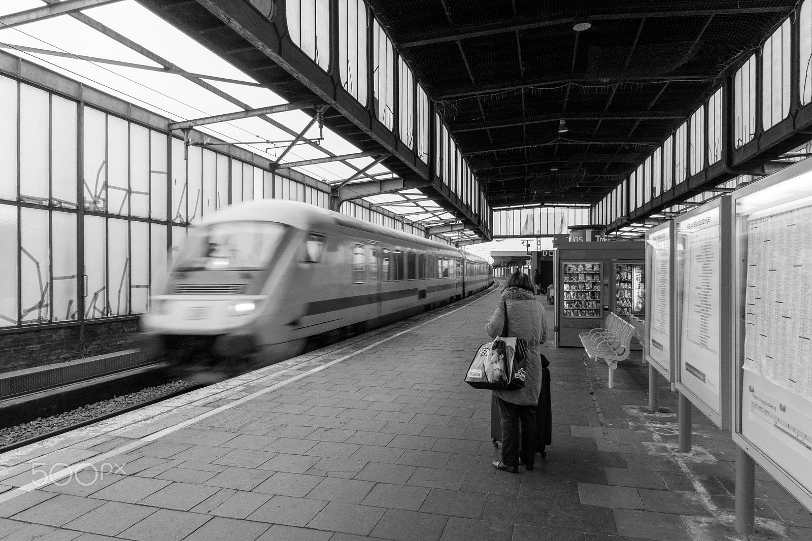 Sony DT 16-105mm F3.5-5.6 sample photo. Duisburg hauptbahnhof_ice photography