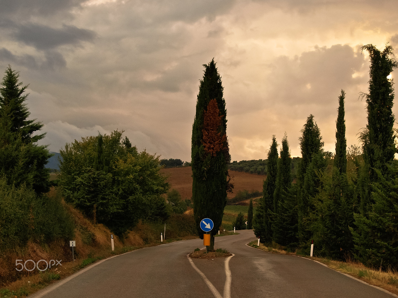 Olympus Zuiko Digital ED 40-150mm F4.0-5.6 sample photo. Tuscany road photography
