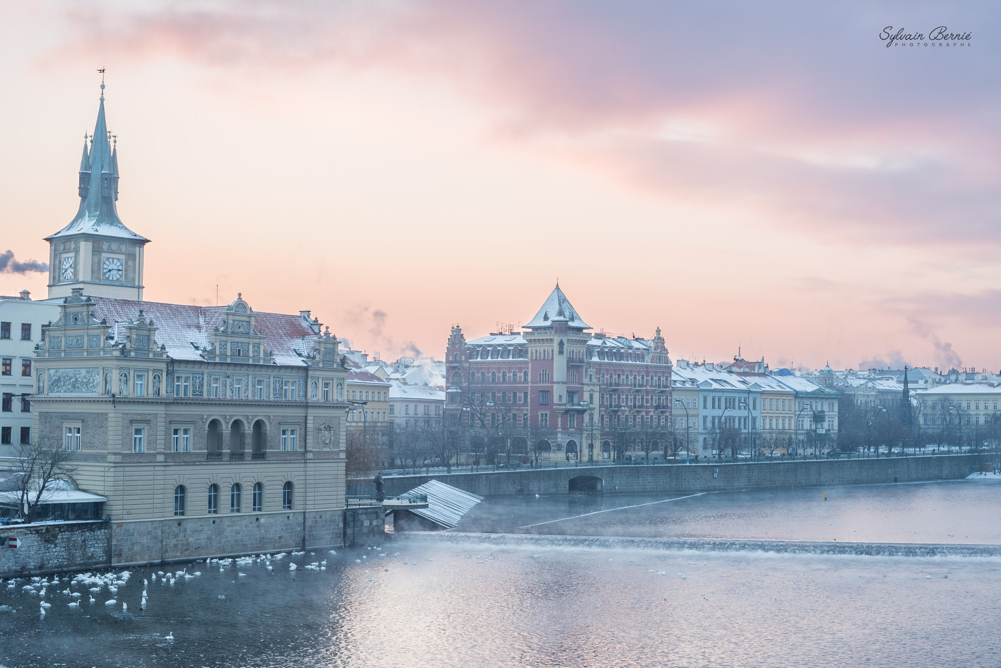 Nikon D5 + Nikon AF-S Nikkor 50mm F1.4G sample photo. Sunrise of praha photography