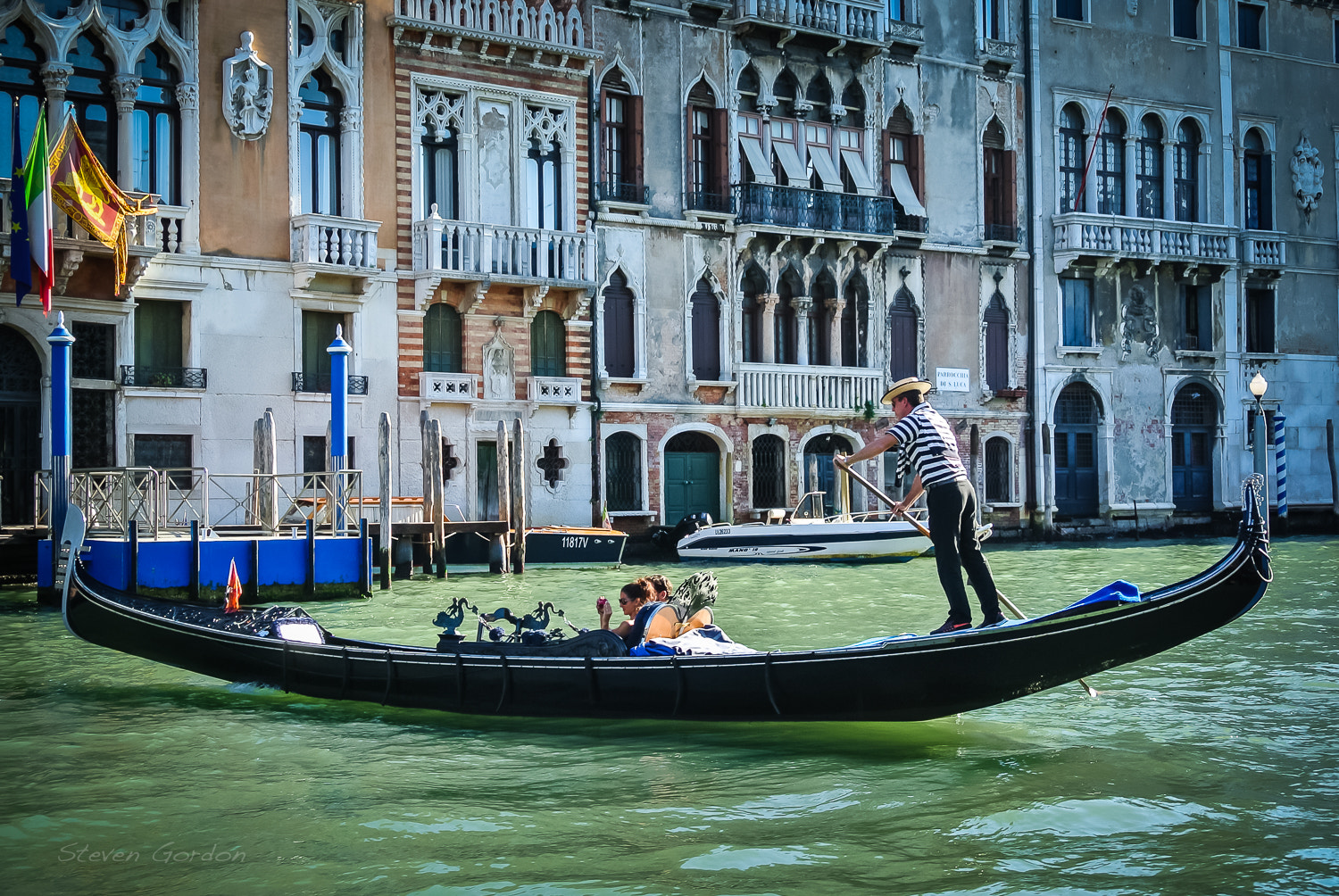 Nikon 1 V1 + Nikon 1 Nikkor VR 10-30mm F3.5-5.6 sample photo. Grand canal gondola photography