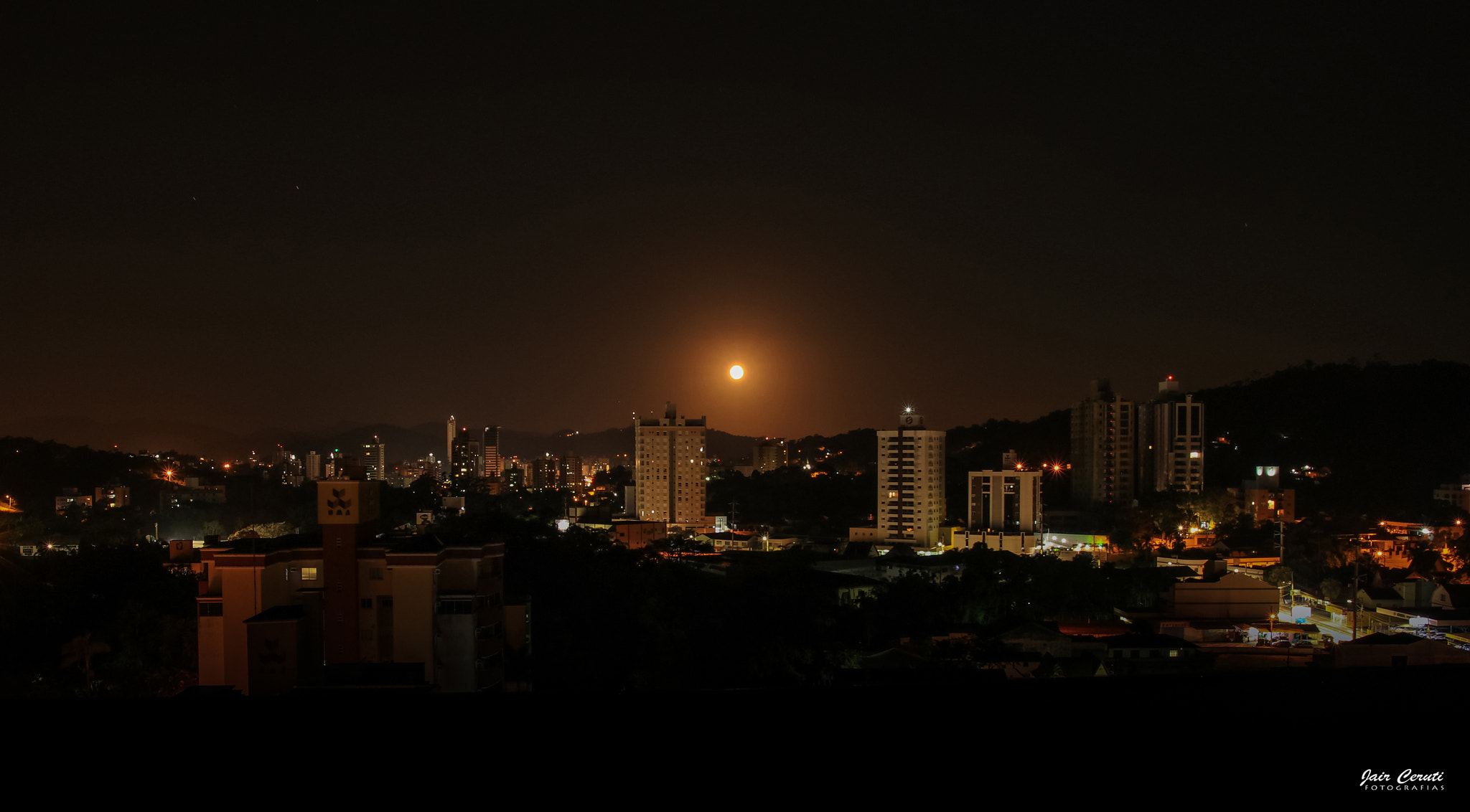Sigma 17-70mm F2.8-4 DC Macro OS HSM sample photo. Foto noturna photography