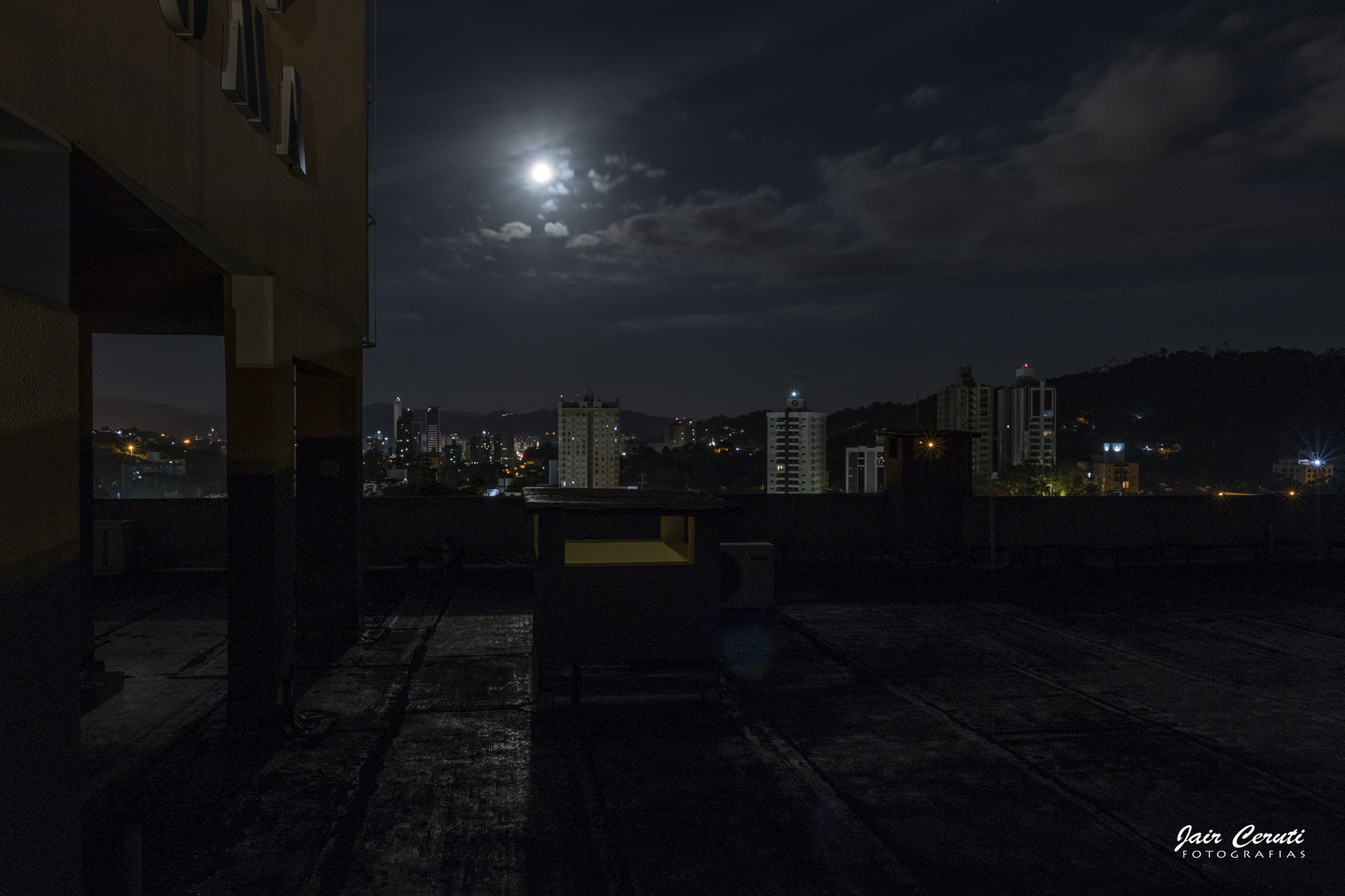 Sigma 17-70mm F2.8-4 DC Macro OS HSM sample photo. Foto noturna photography