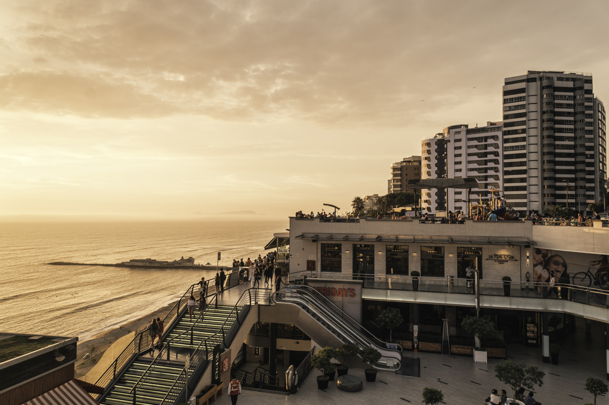 Sony a6300 + Sony E 16mm F2.8 sample photo. Larco mar (lima-perú) photography