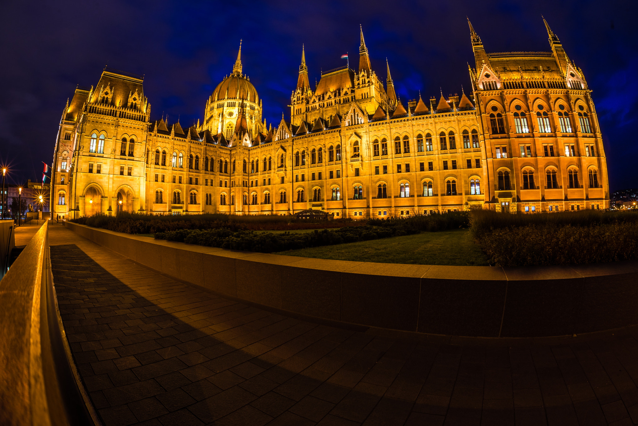 Nikon D600 + Sigma 15mm F2.8 EX DG Diagonal Fisheye sample photo. Golden parliament photography