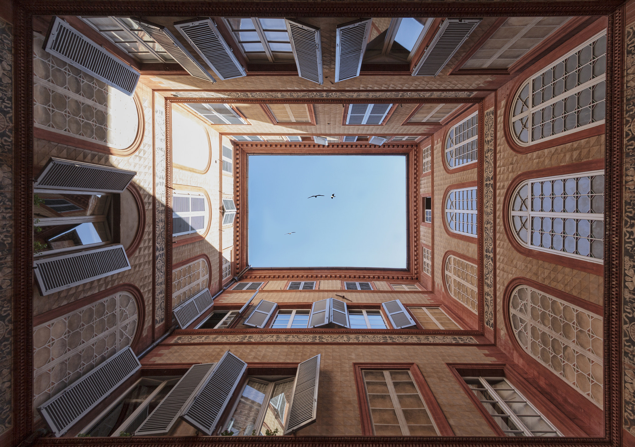 Canon EF-S 10-22mm F3.5-4.5 USM sample photo. Siena courtyard photography