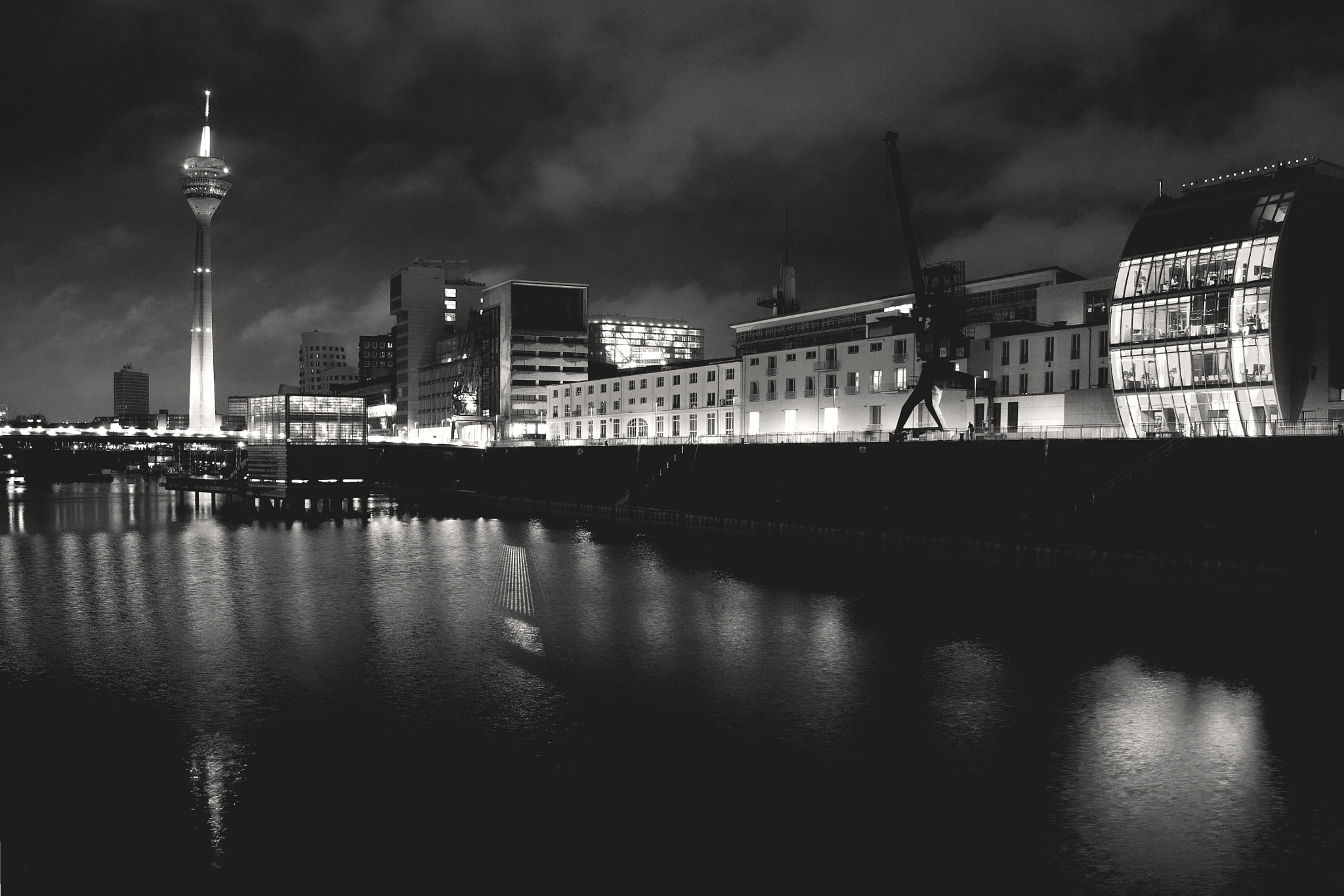 Olympus OM-D E-M5 II + Panasonic Leica DG Summilux 15mm F1.7 ASPH sample photo. Medien hafen photography
