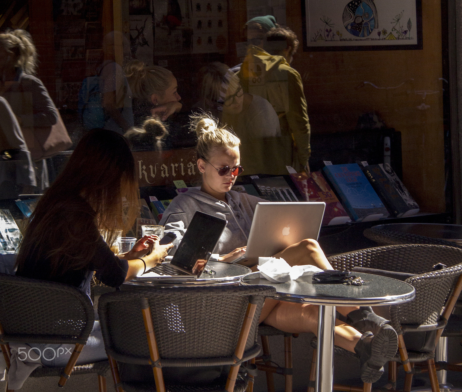 Canon EOS 550D (EOS Rebel T2i / EOS Kiss X4) sample photo. Students in stockholm caffe photography